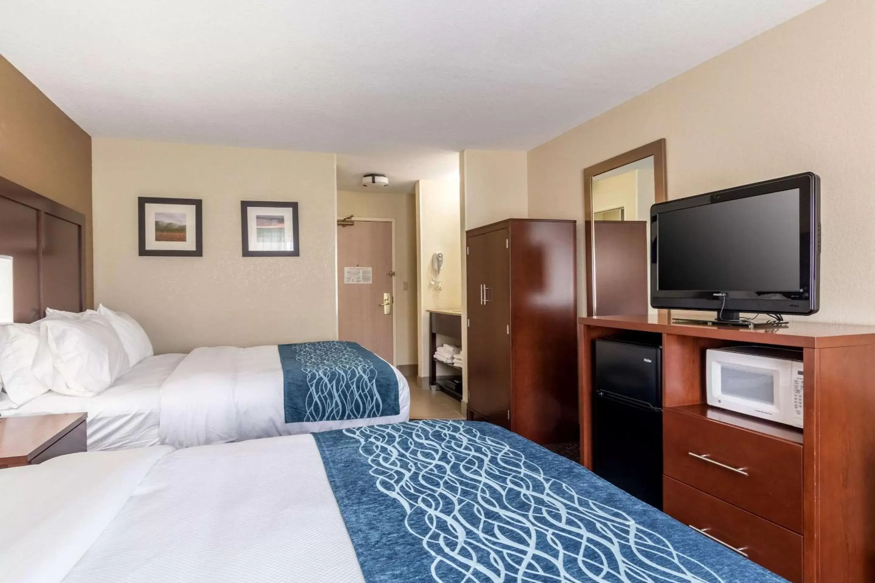 Photo of the whole room, Bed in Comfort Inn & Suites - Hannibal