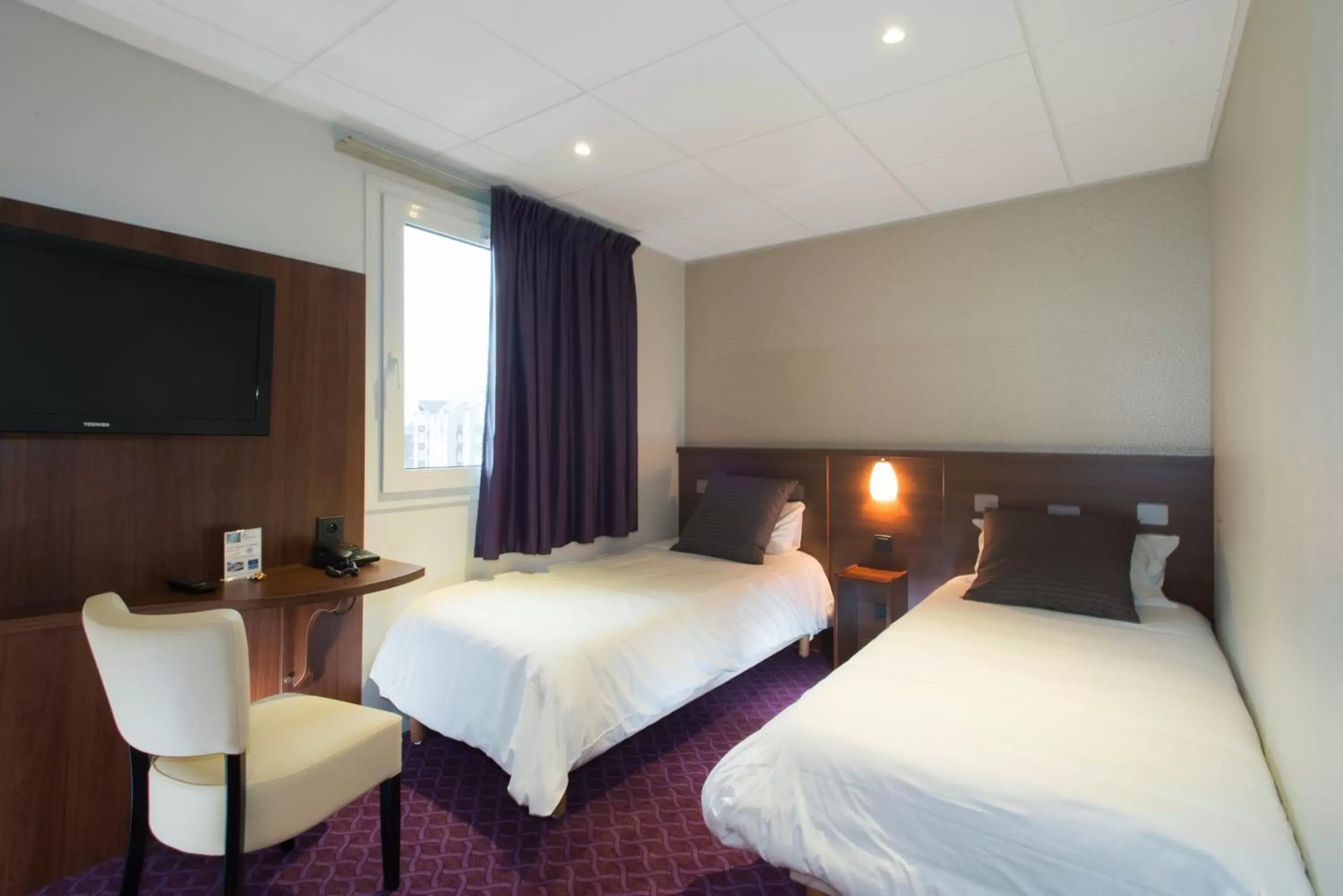 Bed in Brit Hotel Tours Sud – Le Cheops