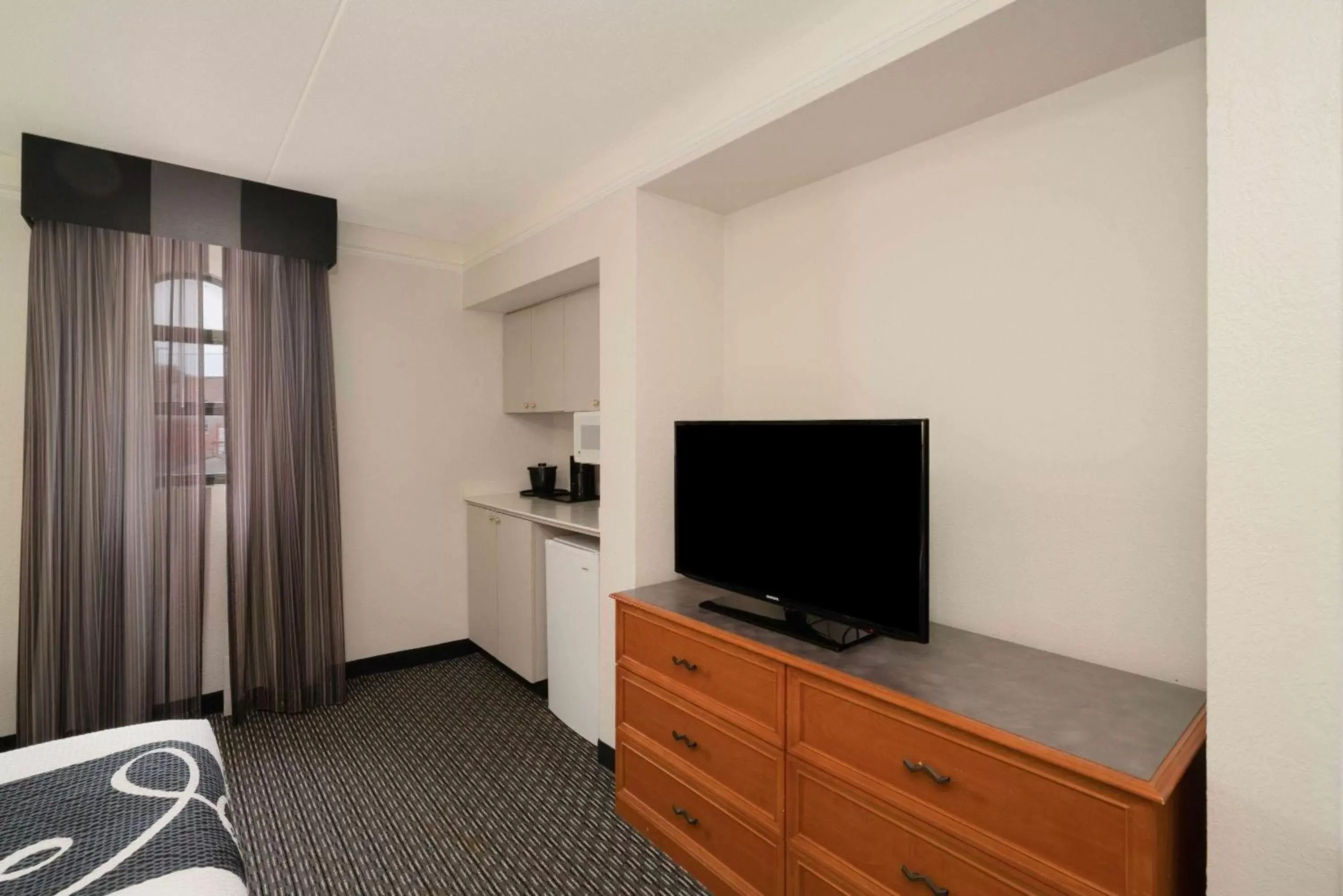 Kitchen or kitchenette, TV/Entertainment Center in La Quinta Inn by Wyndham Nashville South