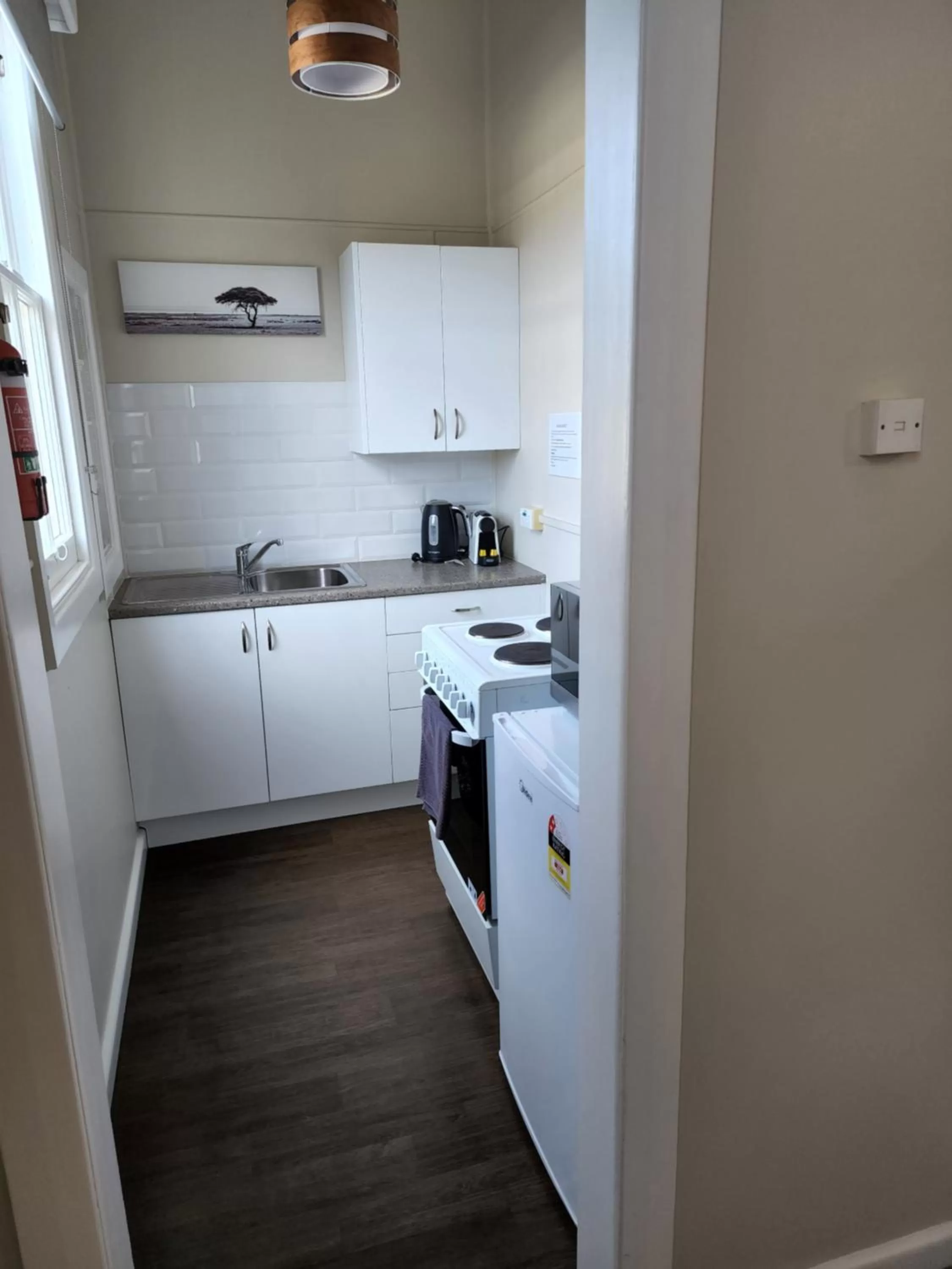 Kitchen or kitchenette in Gardner Court Motel