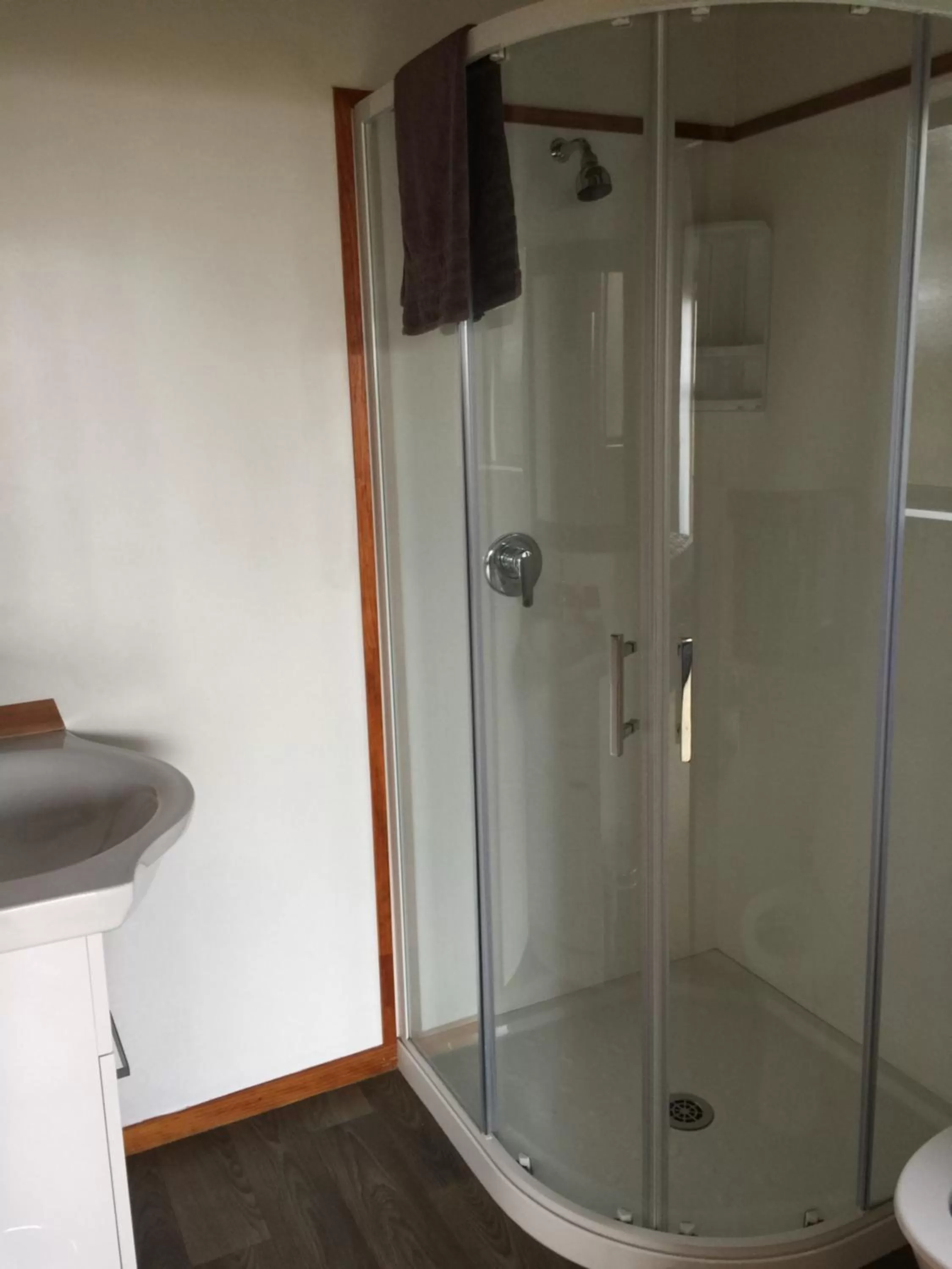 Bathroom in Grafton Cottage & Chalets