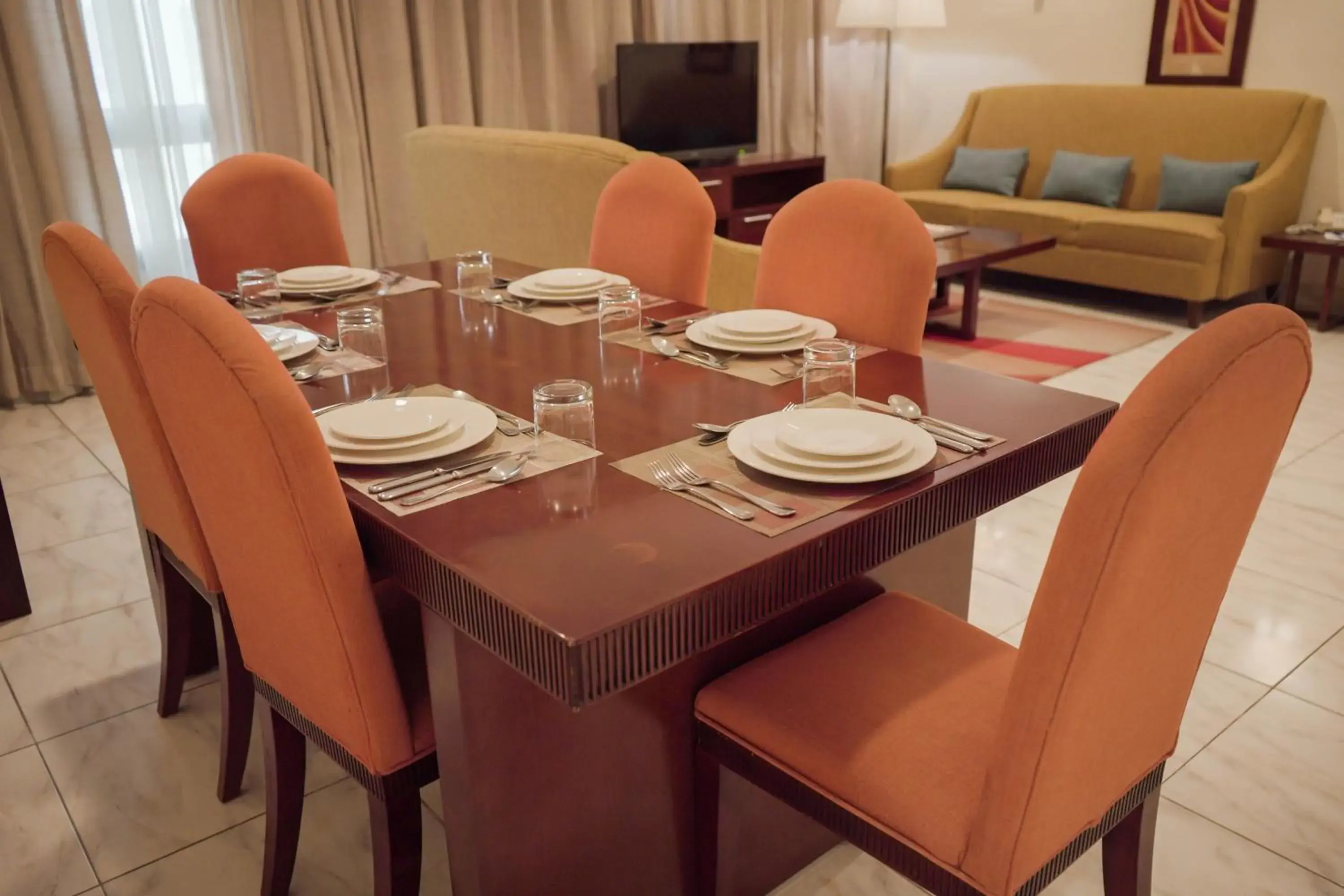 Living room, Restaurant/Places to Eat in City Seasons Hotel & Suites Muscat