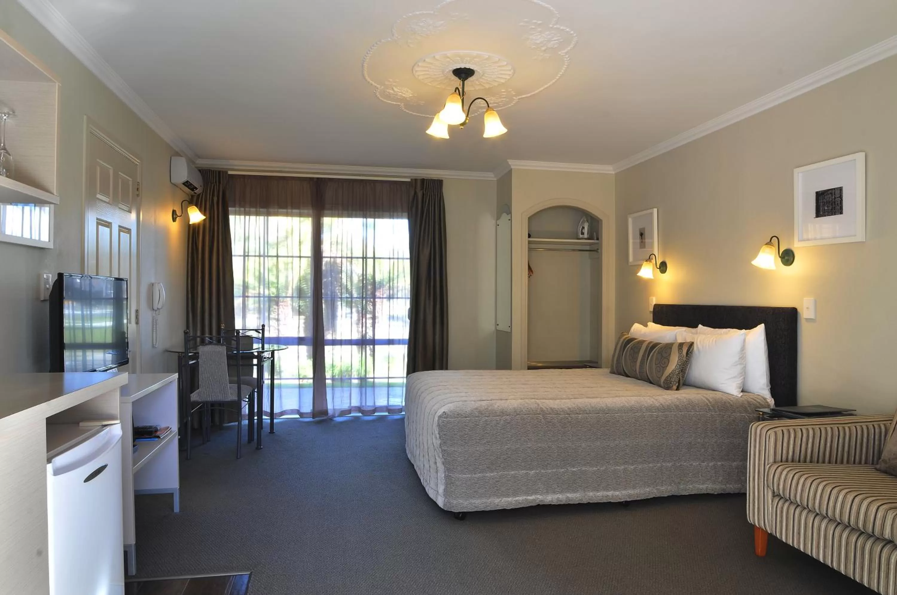 Photo of the whole room, Bed in Silver Fern Rotorua Suites & Spa
