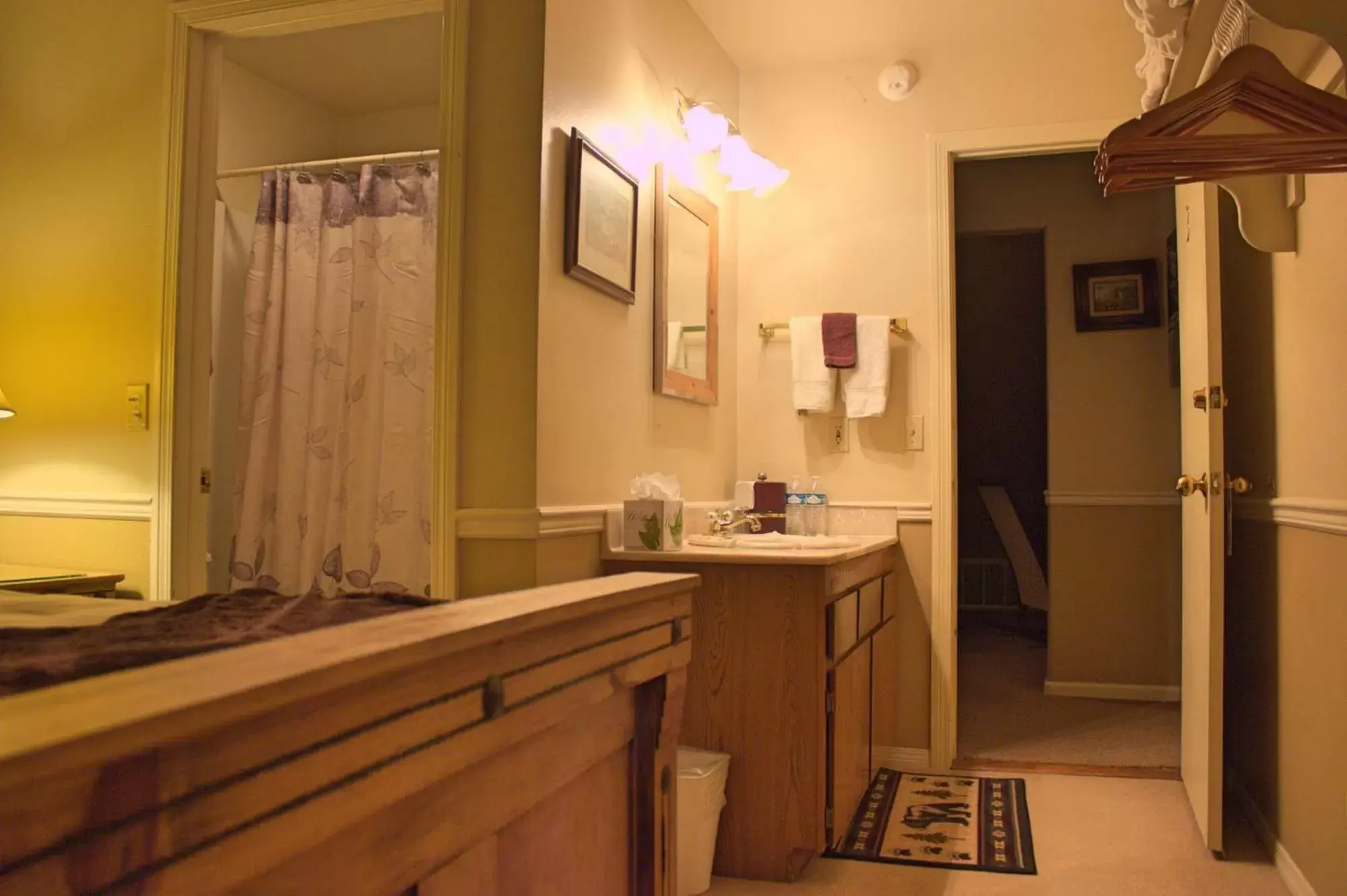 Kitchen/Kitchenette in Black Bear Manor