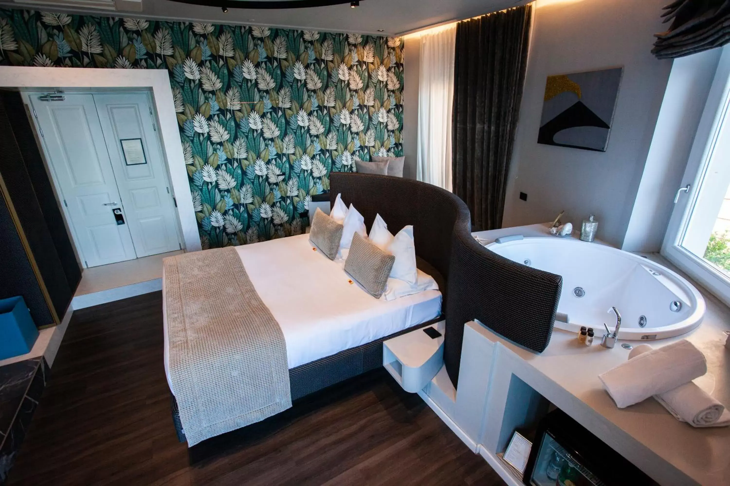 Hot Tub, Bed in Relais sul Mare Boutique Hotel