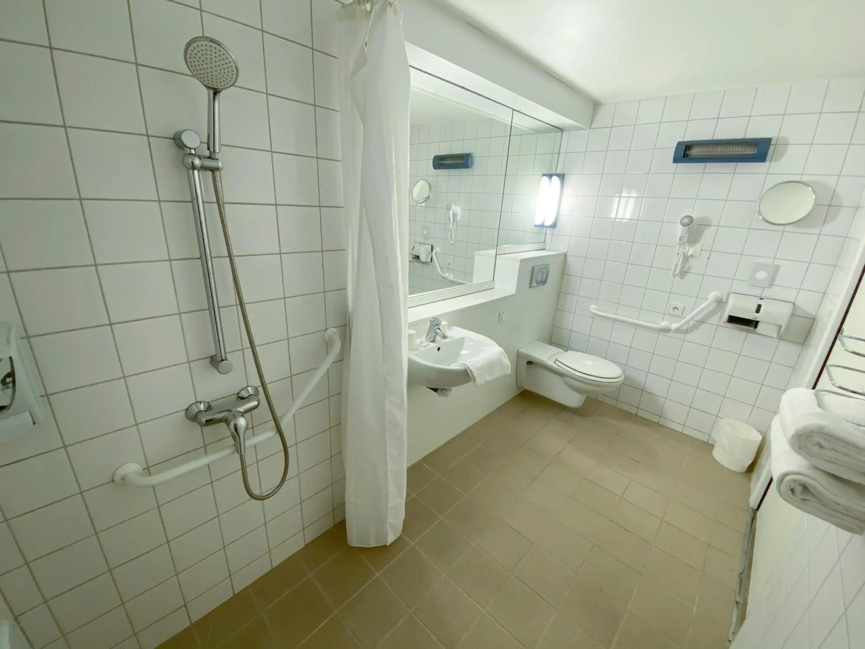 Shower, Bathroom in Kyriad Direct Roanne Hôtel