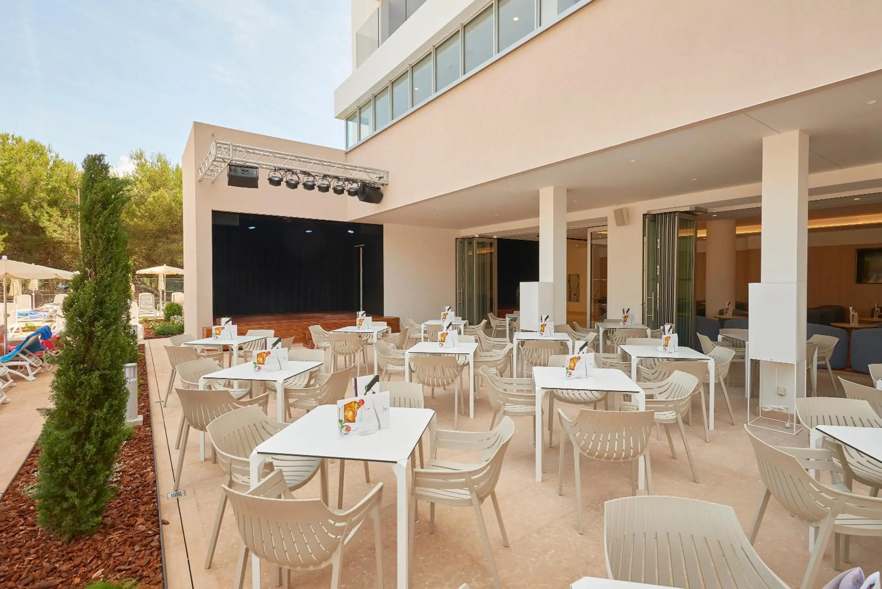 Balcony/Terrace, Restaurant/Places to Eat in Hipotels Bahia Cala Millor