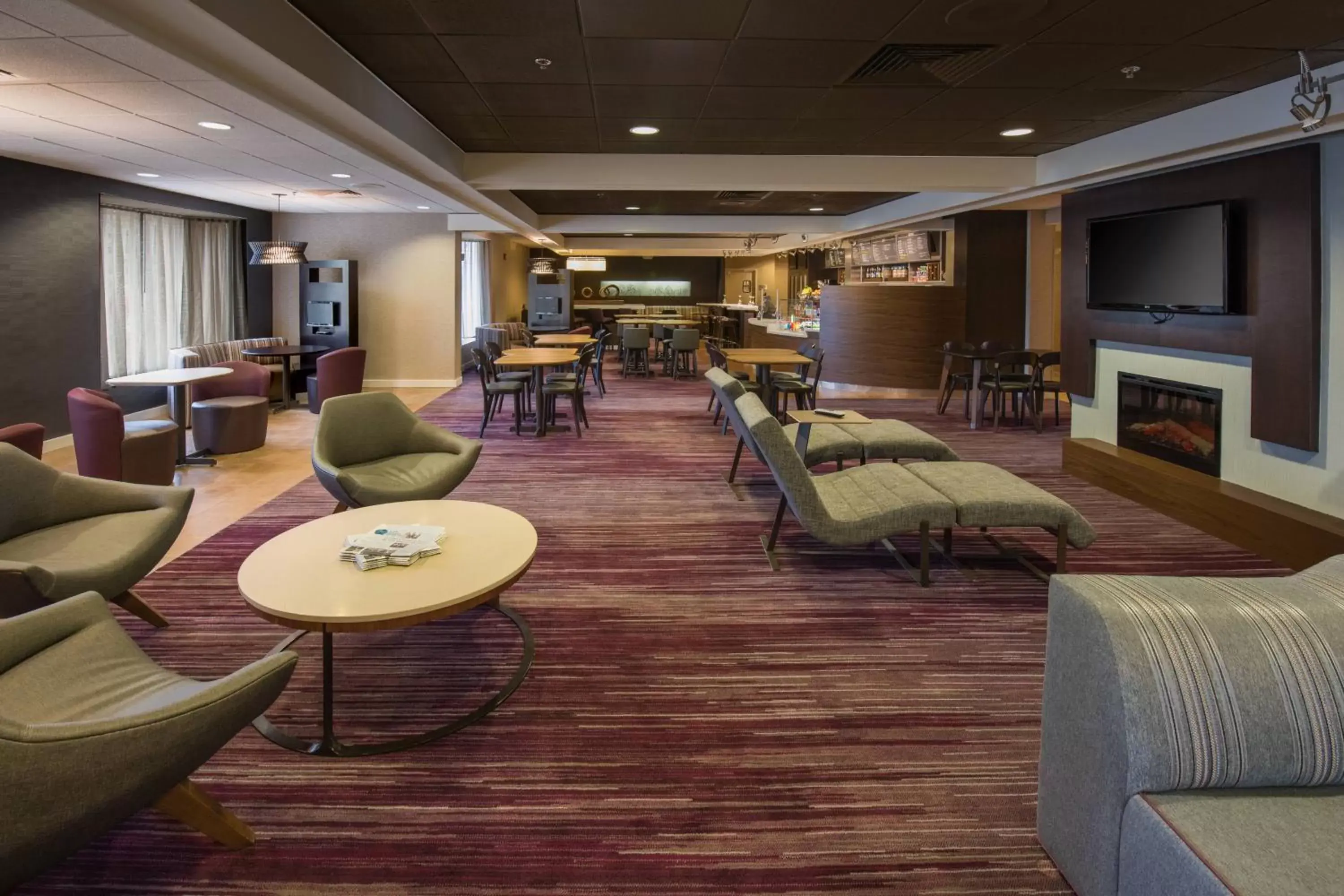 Lobby or reception, Lounge/Bar in Courtyard by Marriott Scranton Montage Mountain