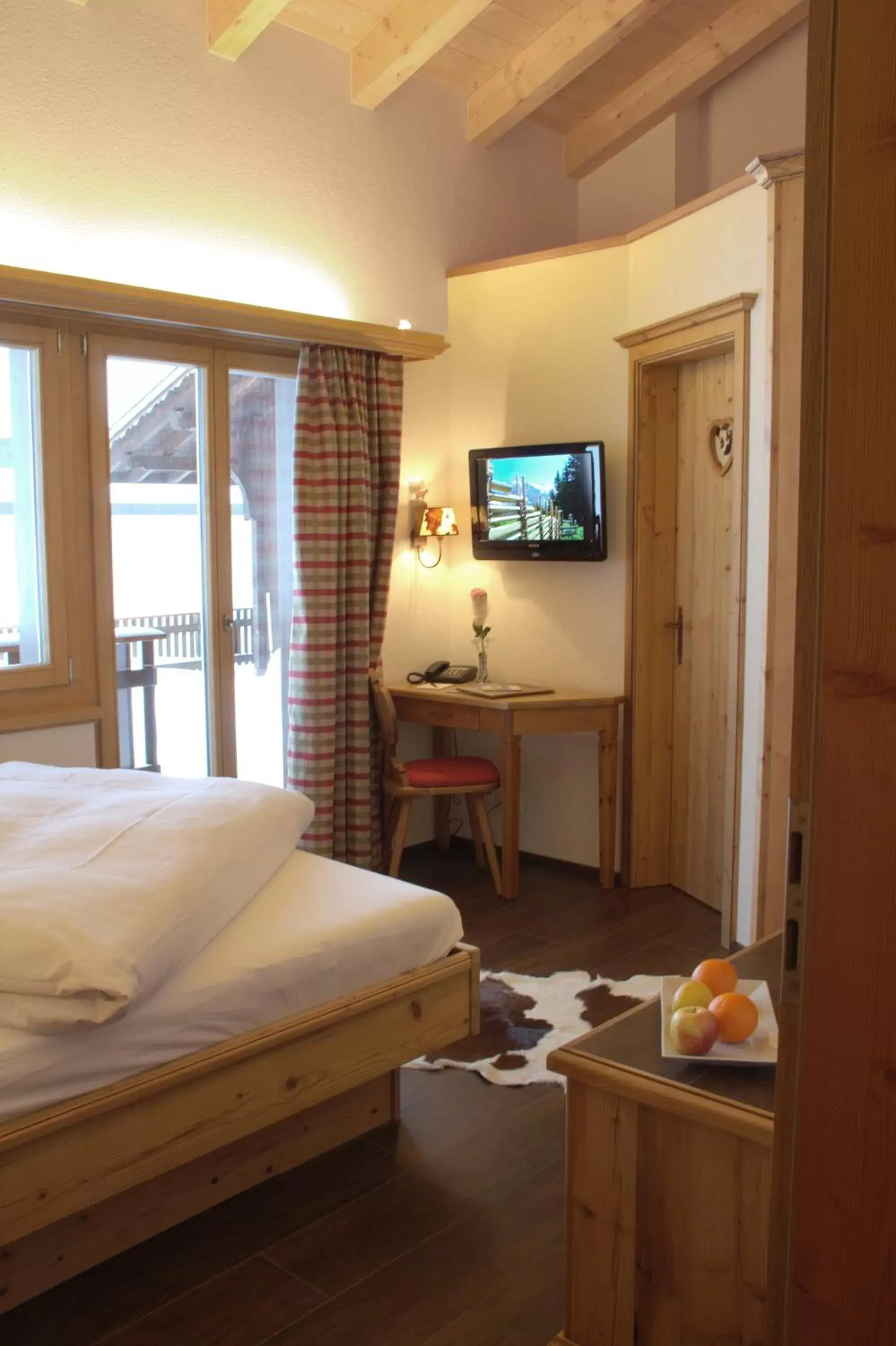 Bed, TV/Entertainment Center in Hotel Caprice - Grindelwald