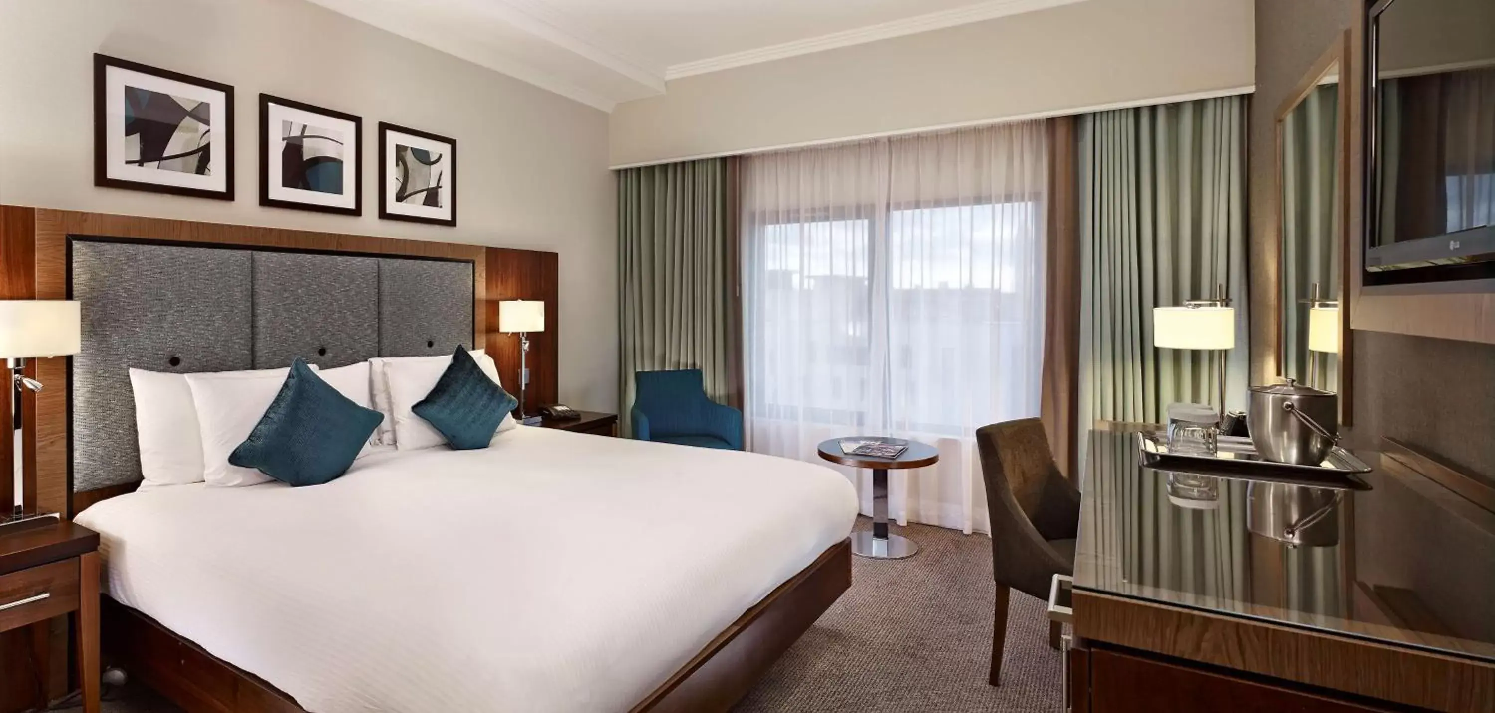 Bedroom, Bed in DoubleTree by Hilton London Victoria