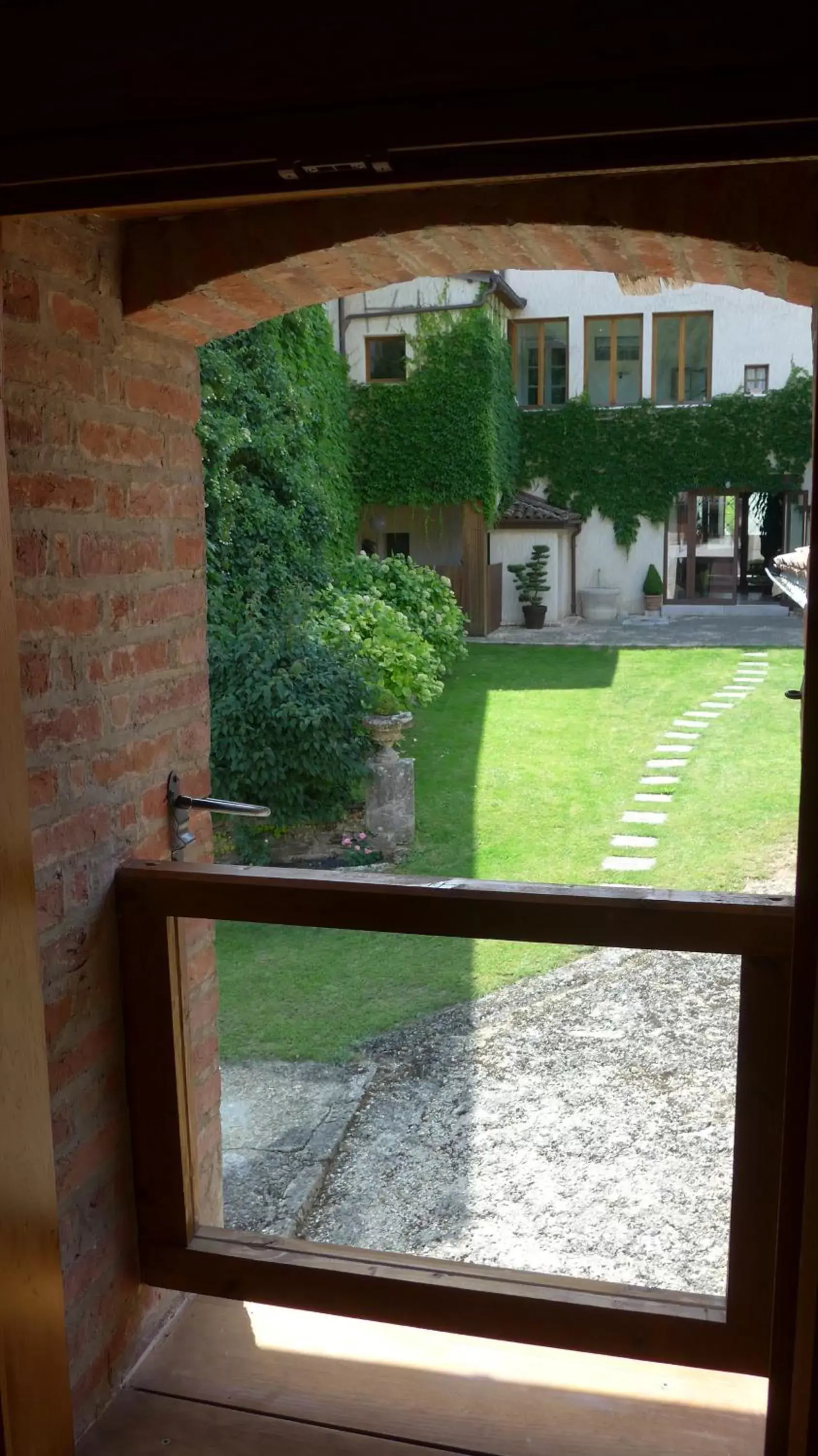 Inner courtyard view in Clos de Mont July, architecture XVIIIe au cœur de la nature