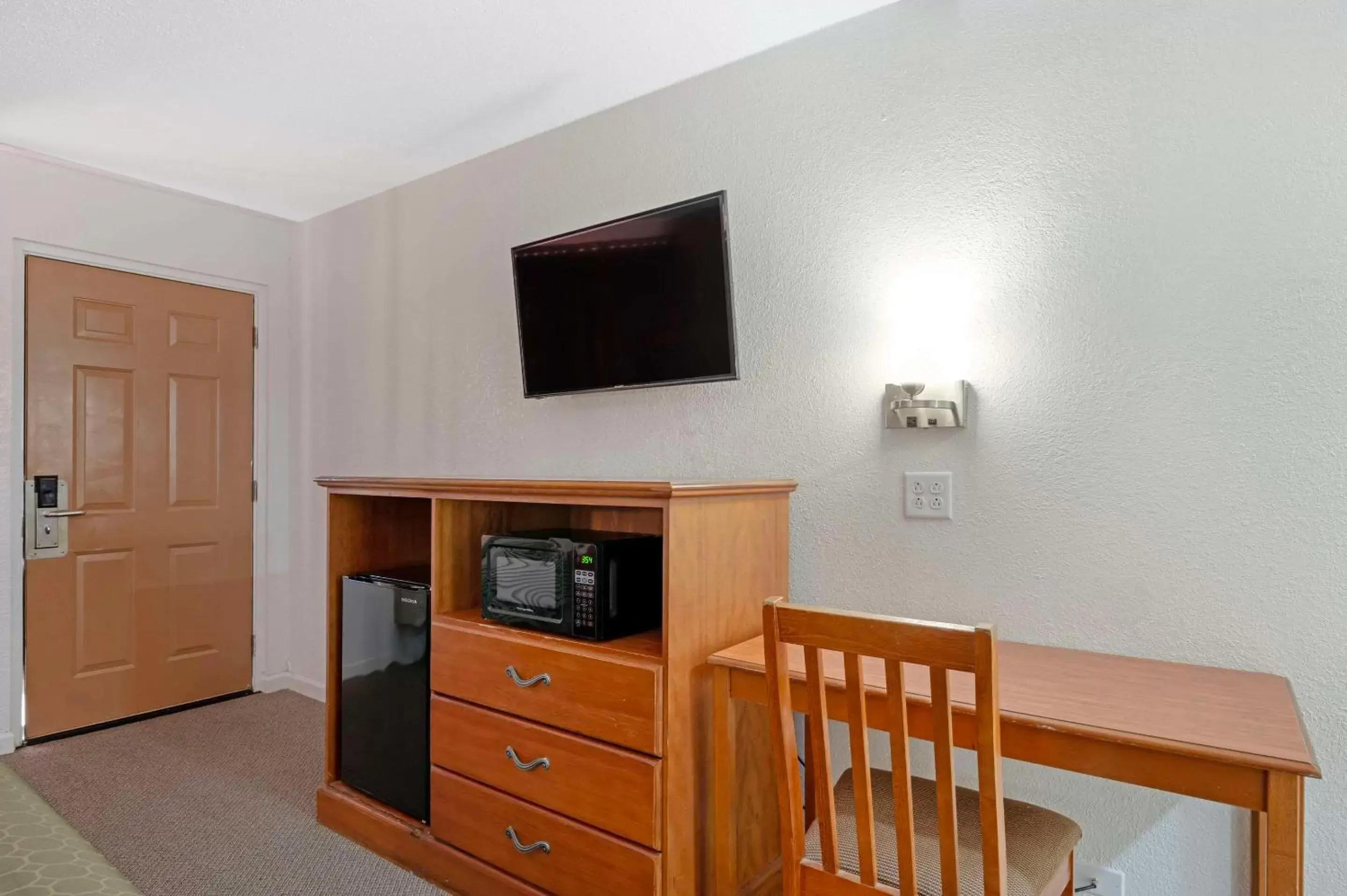 Bedroom, TV/Entertainment Center in Rodeway Inn Terre Haute