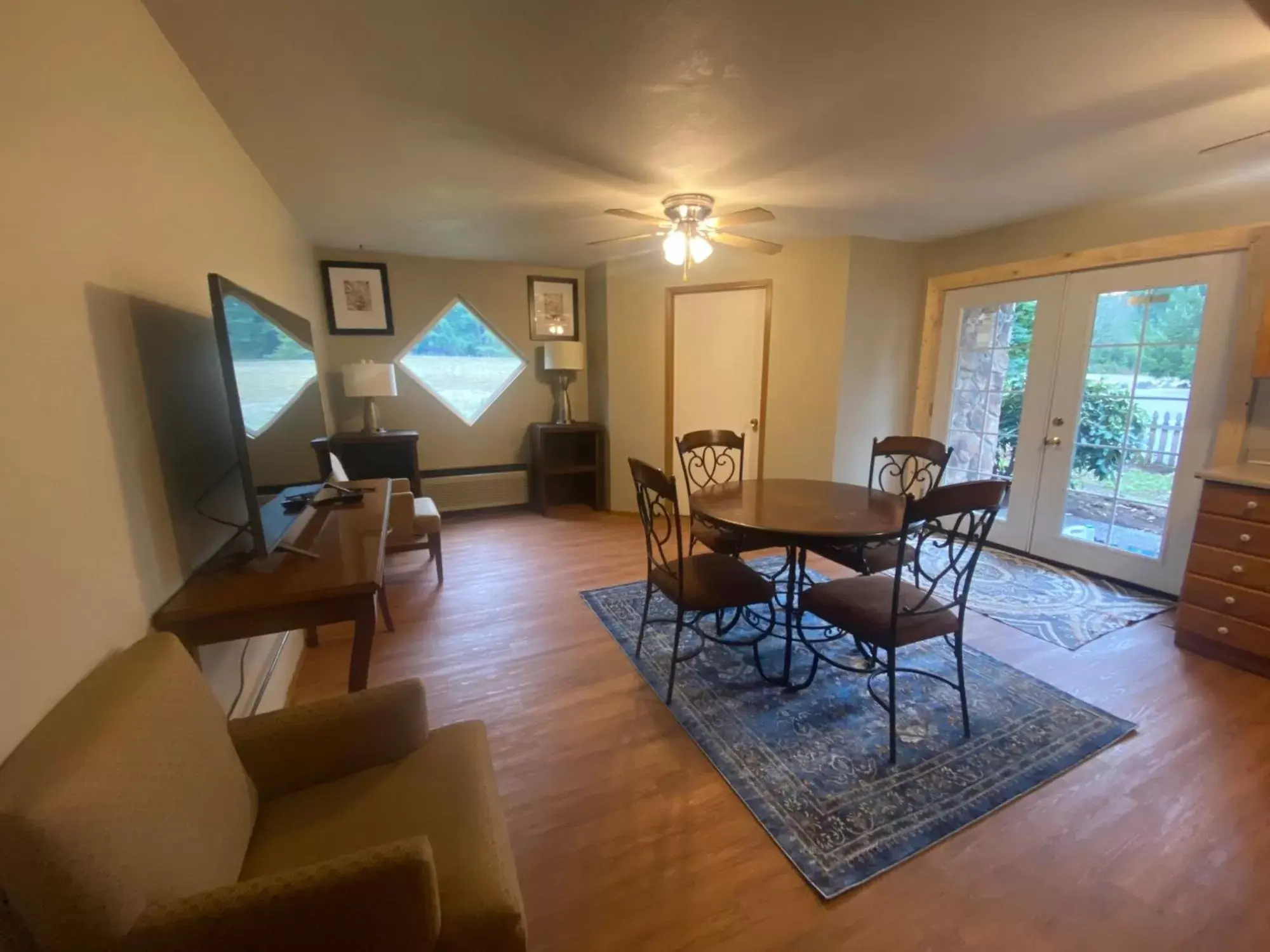 Seating Area in Packwood Lodge & Cabins