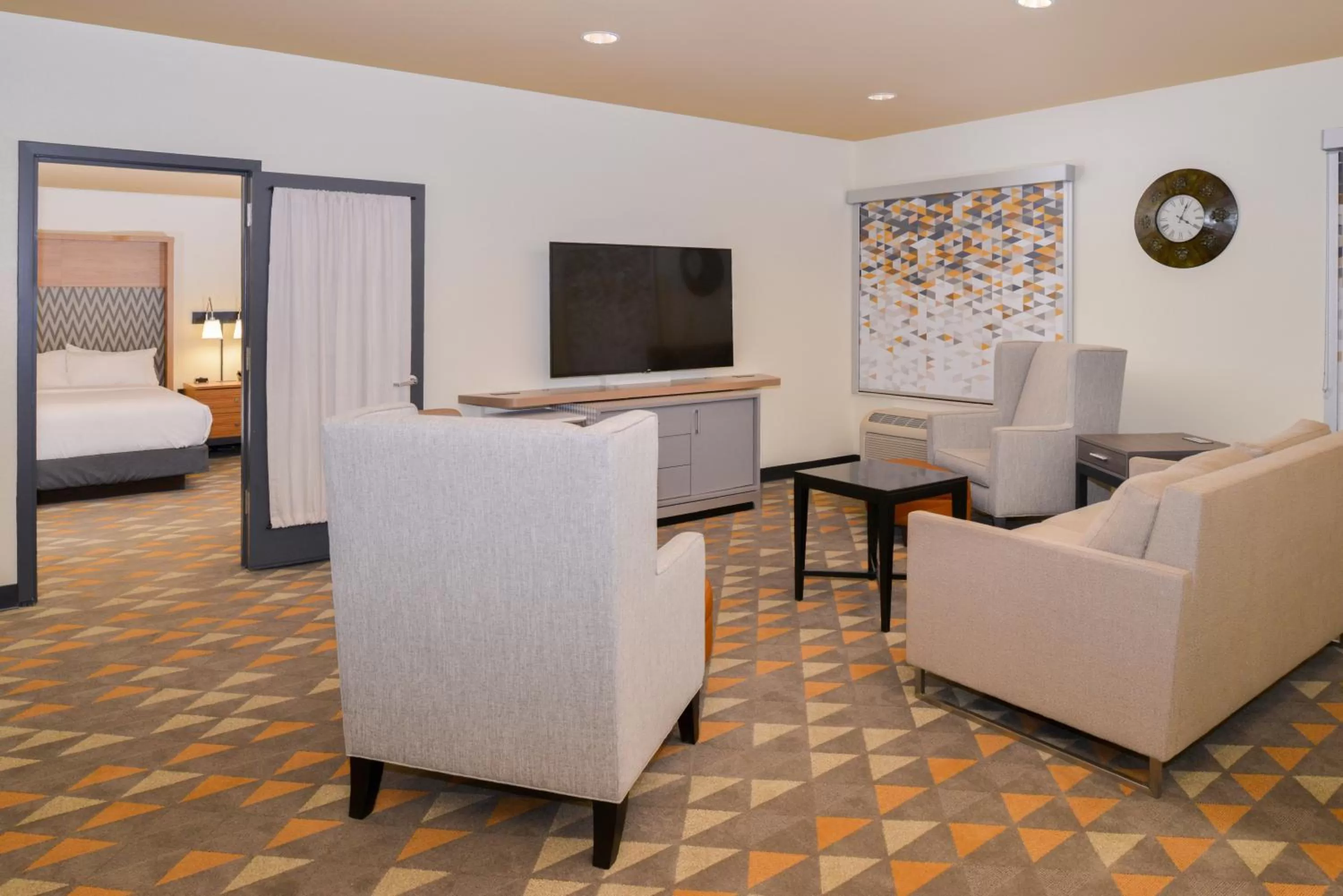 Photo of the whole room in Holiday Inn Kansas City Airport by IHG