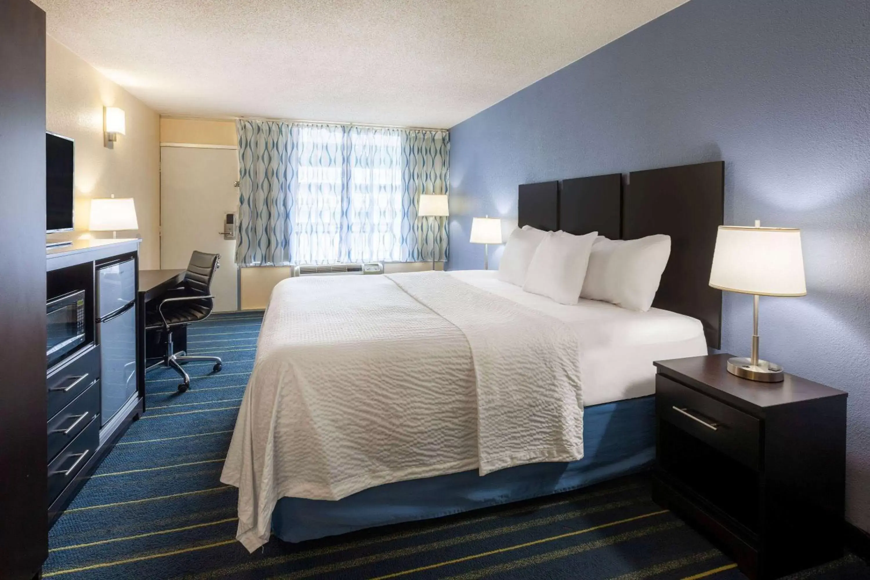 Photo of the whole room, Bed in Days Inn by Wyndham Charles Town