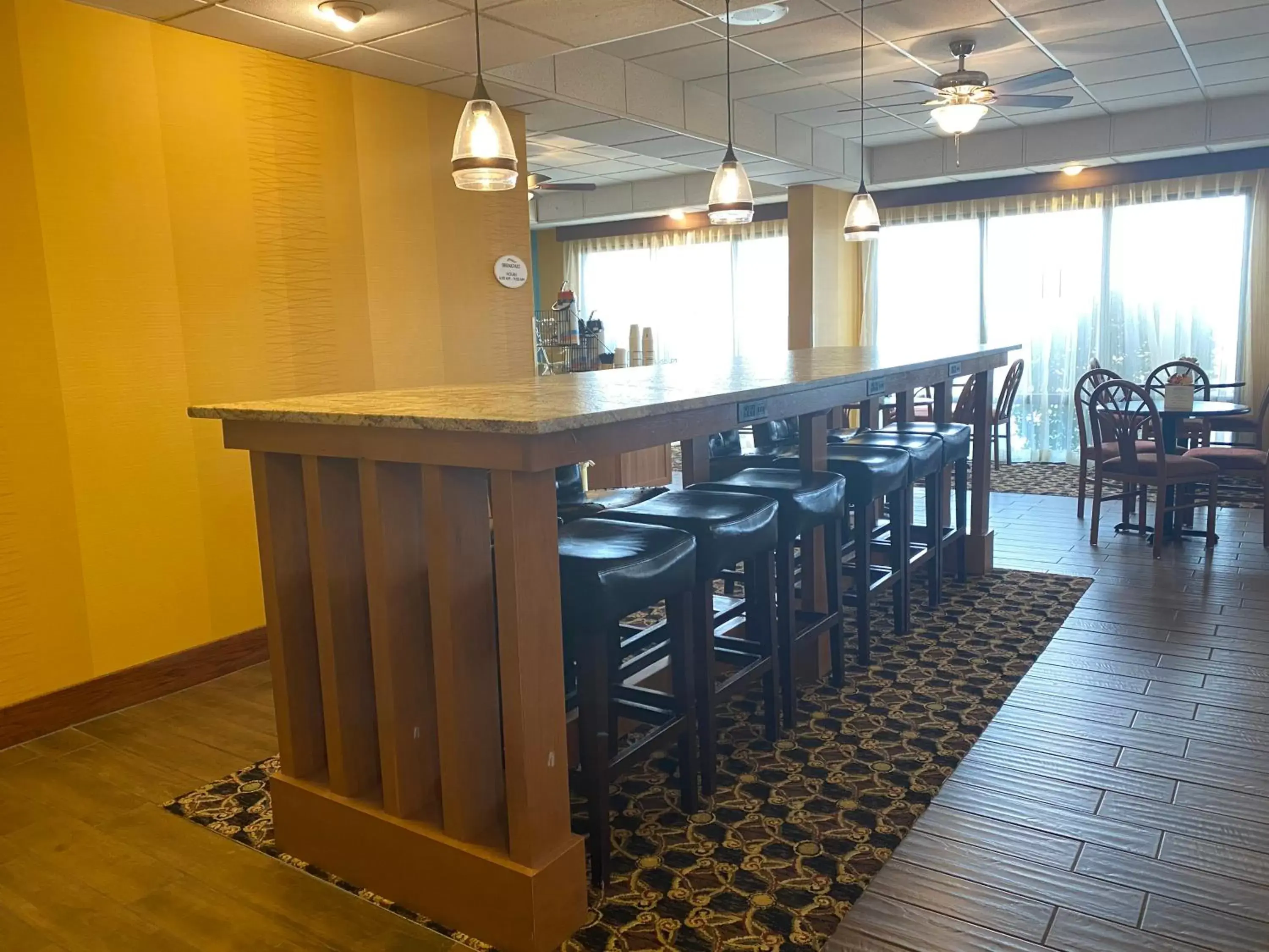 Lounge or bar in Baymont by Wyndham Fayetteville