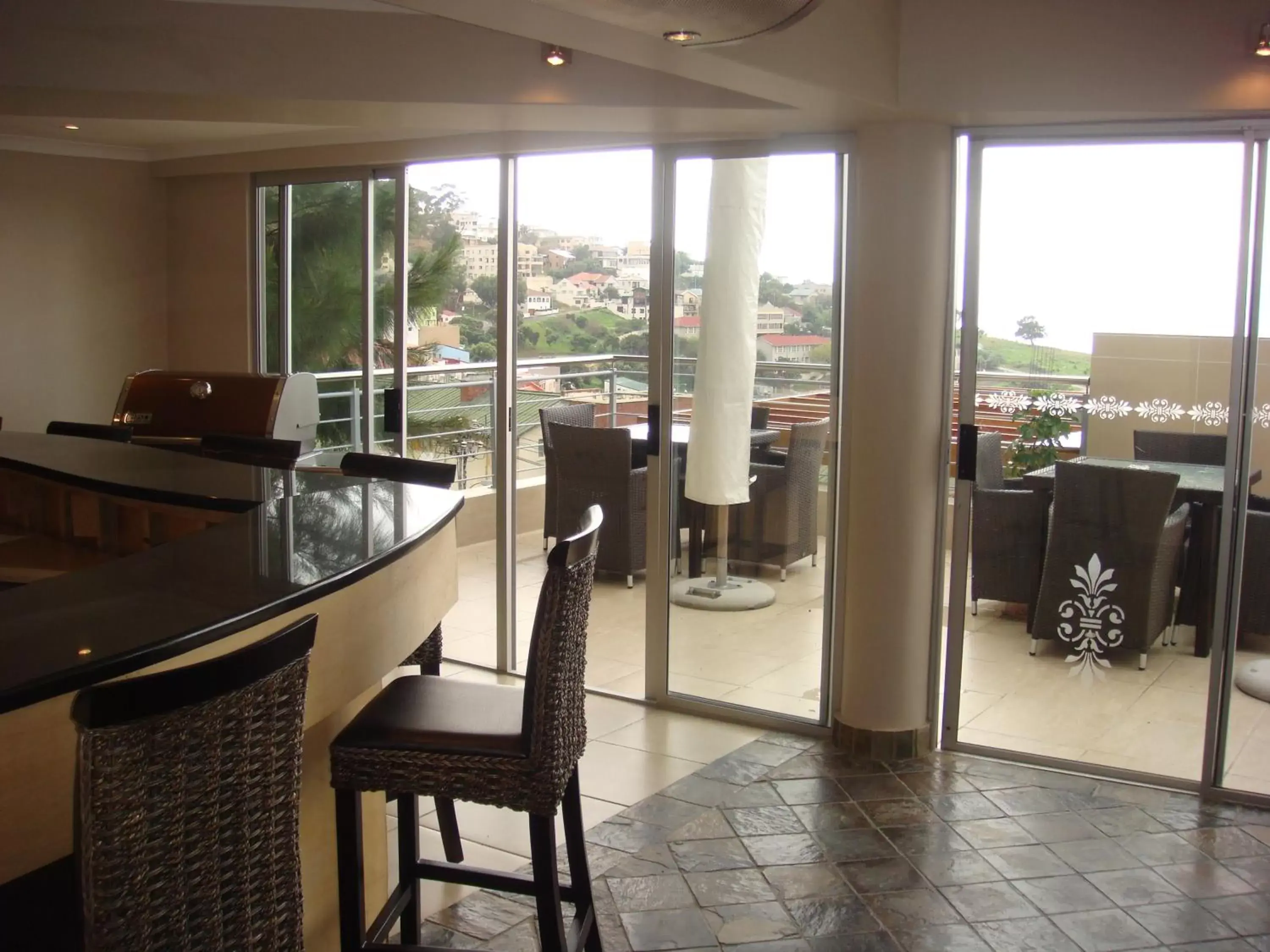 Lounge or bar in Signal Hill Lodge