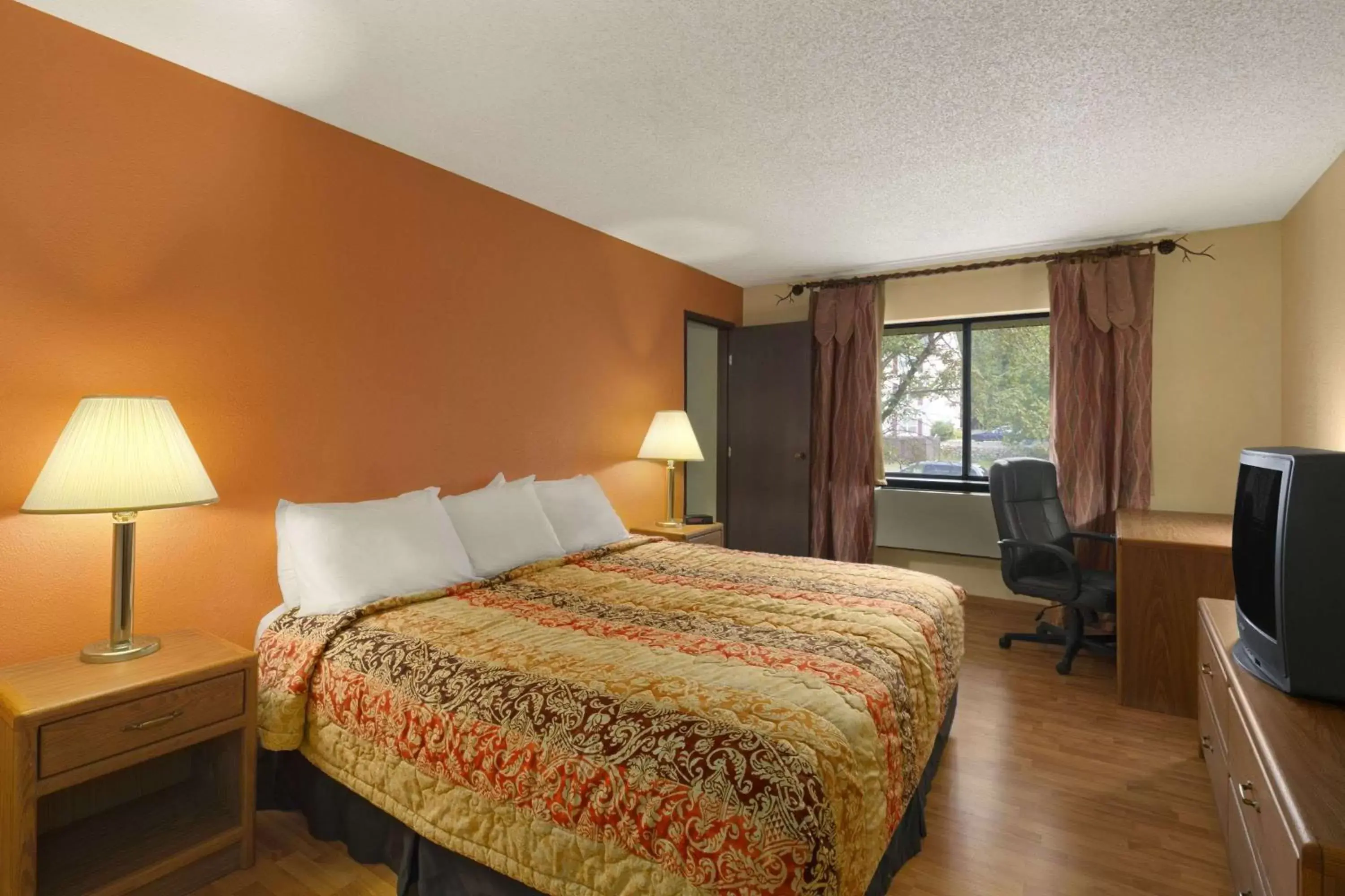 Photo of the whole room, Bed in Days Inn & Suites by Wyndham Stevens Point