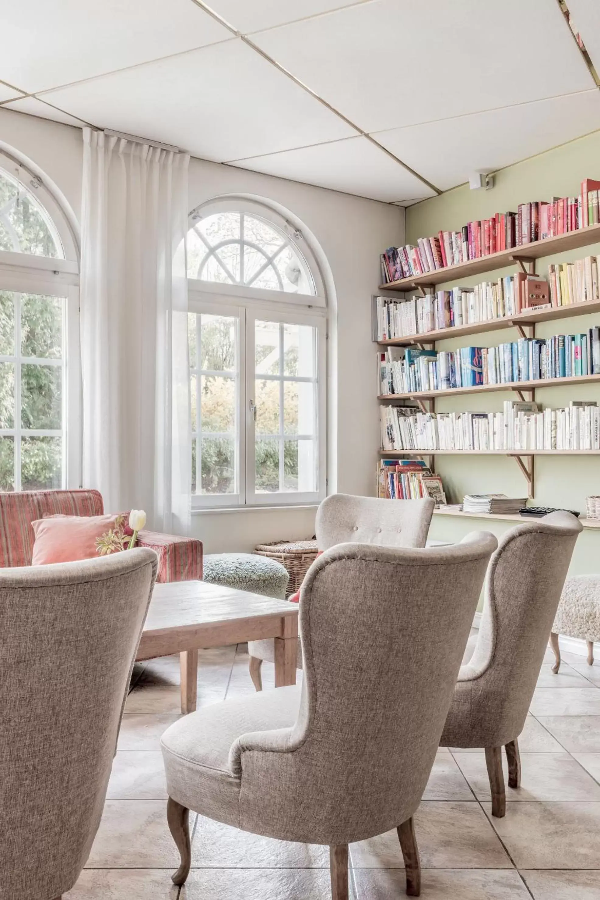 Library in Blommenhof Hotel