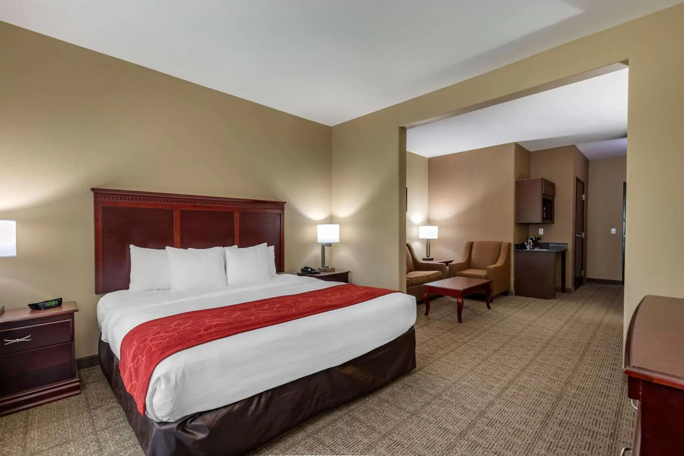 Photo of the whole room, Bed in Comfort Suites Ennis