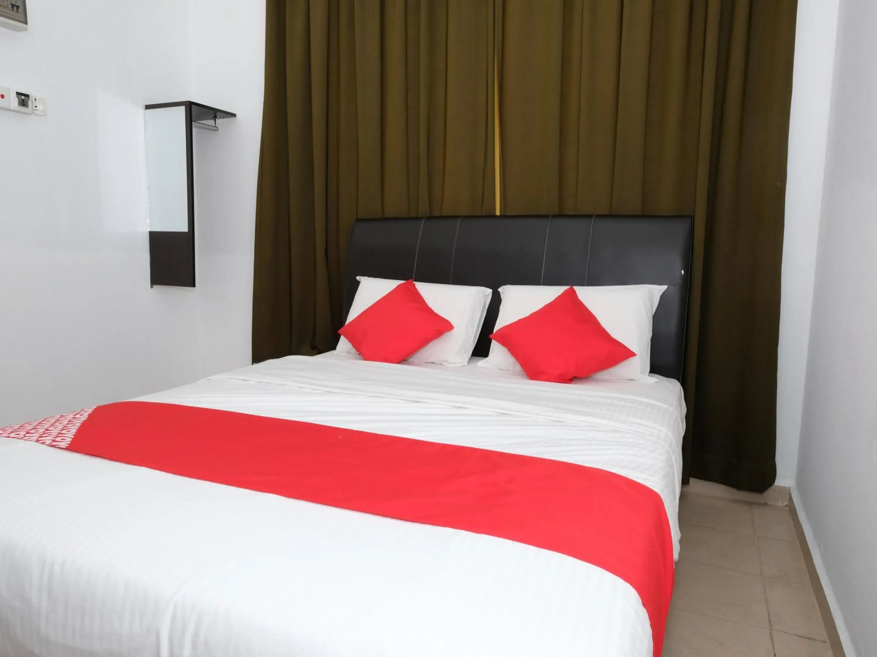 Bedroom, Bed in OYO 905 Hotel De'light Villa