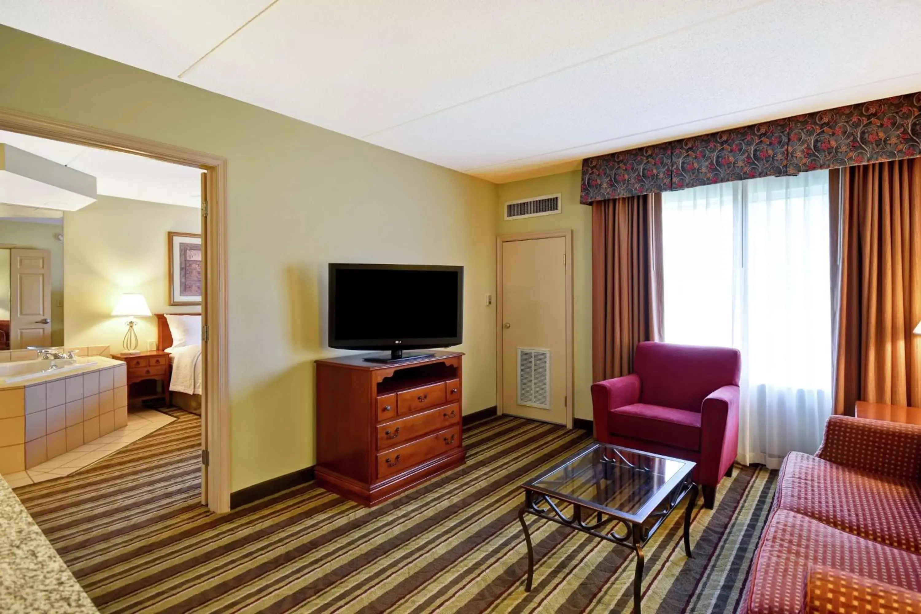 Living room, TV/Entertainment Center in Homewood Suites by Hilton Chester