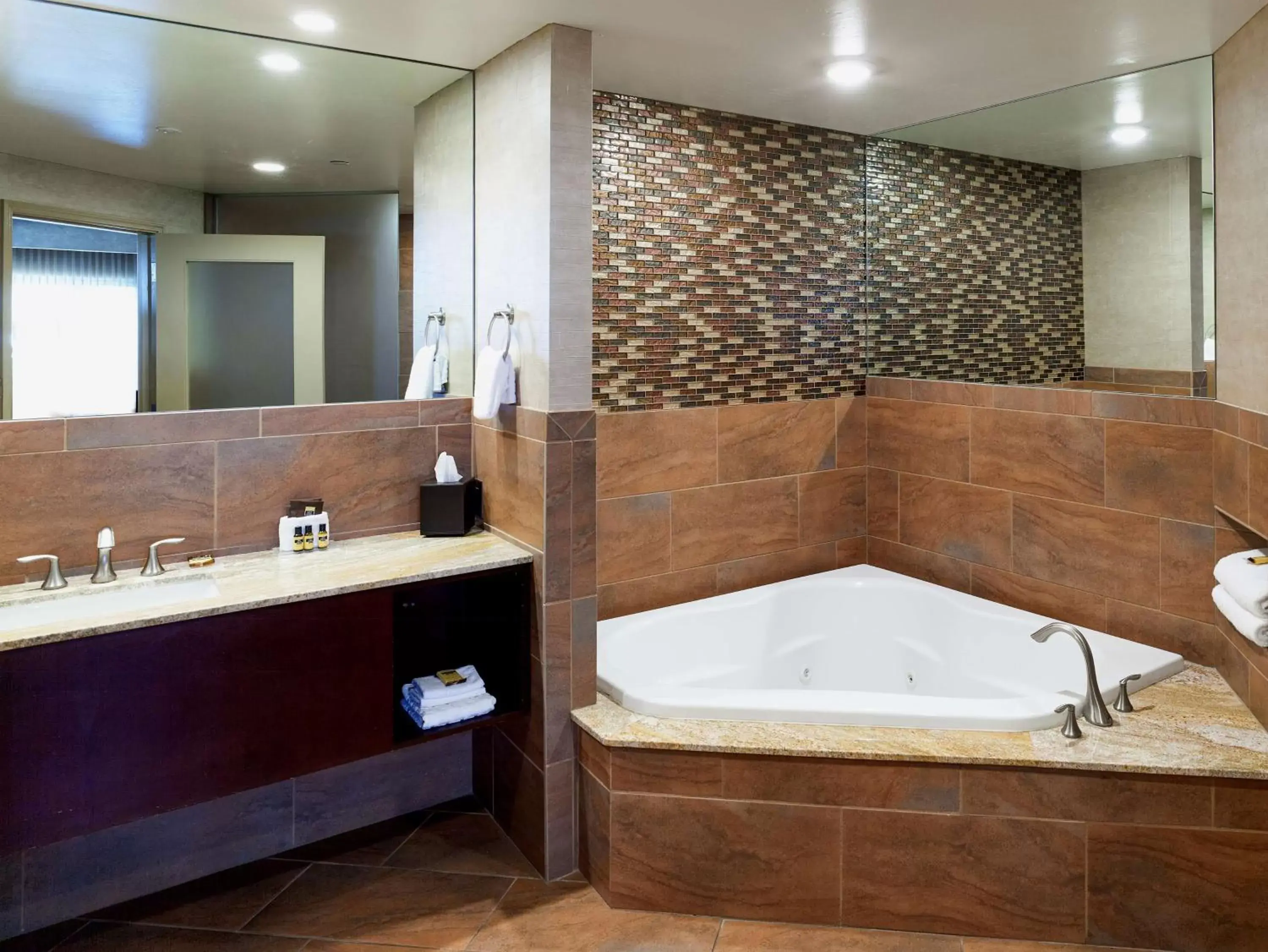 Bathroom in Squire Resort at the Grand Canyon, BW Signature Collection