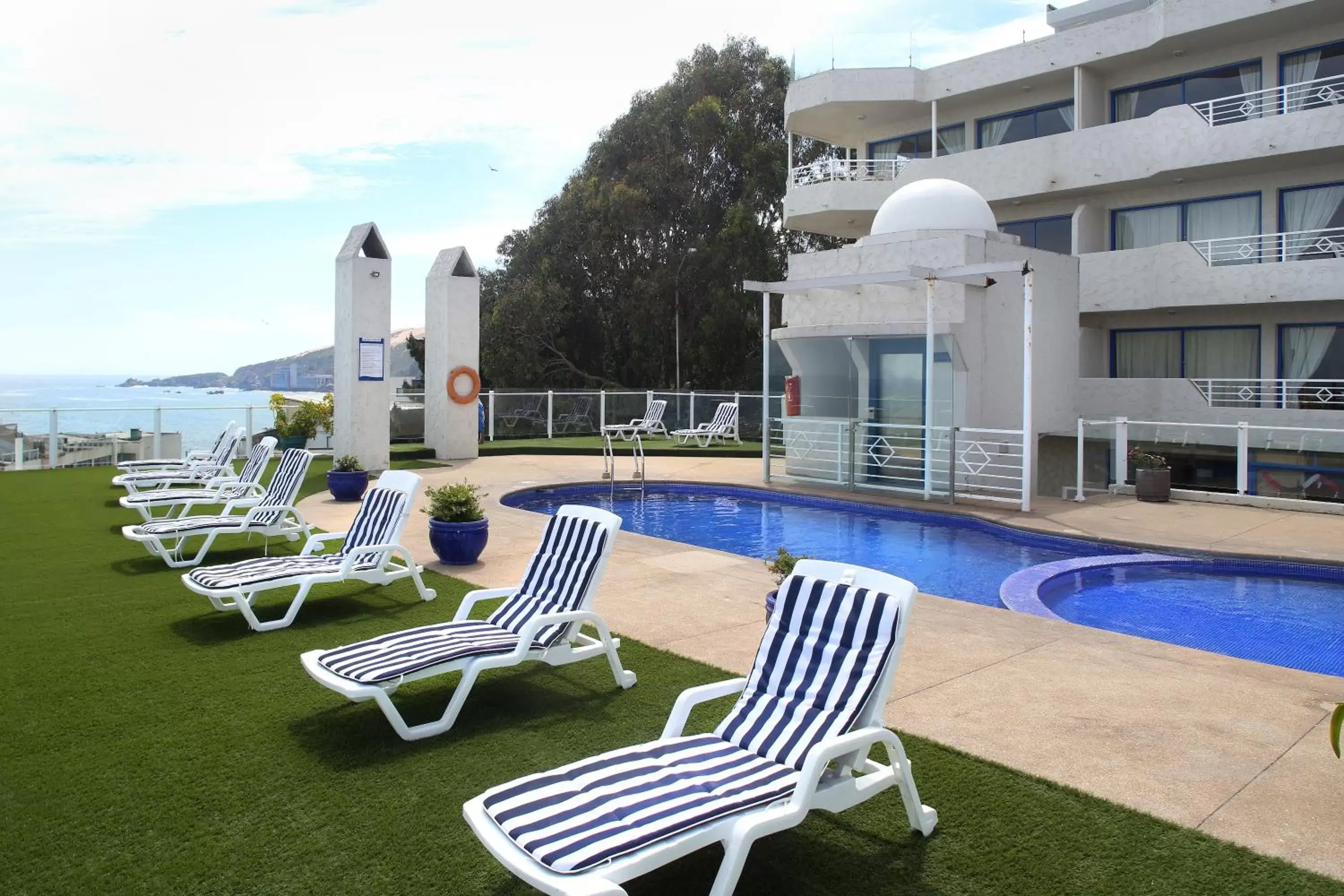 Balcony/Terrace, Swimming Pool in MR Mar Suites (ex Neruda Mar Suites)