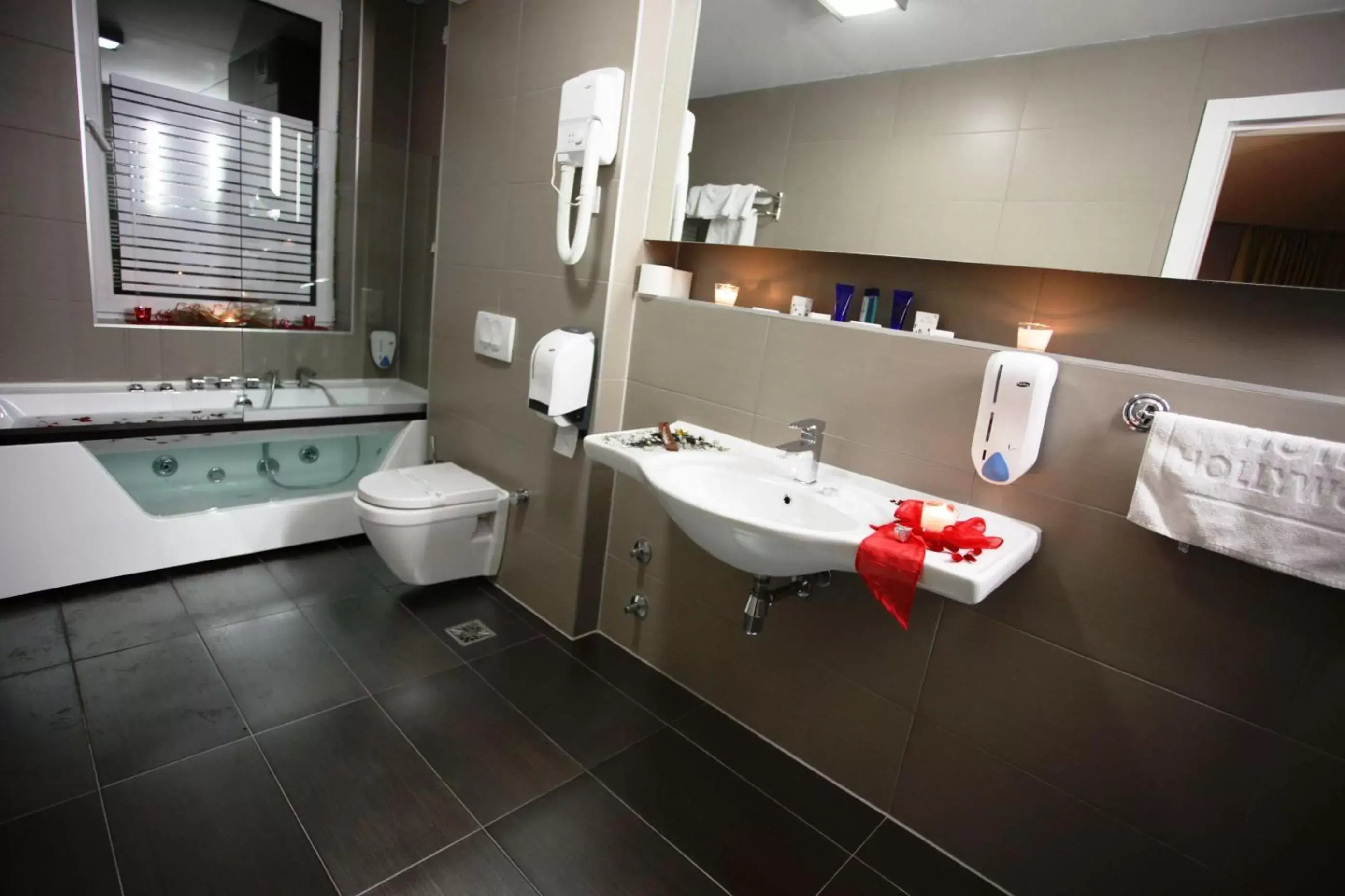 Bathroom in Hollywood Hotel Bathroom in Hollywood Hotel