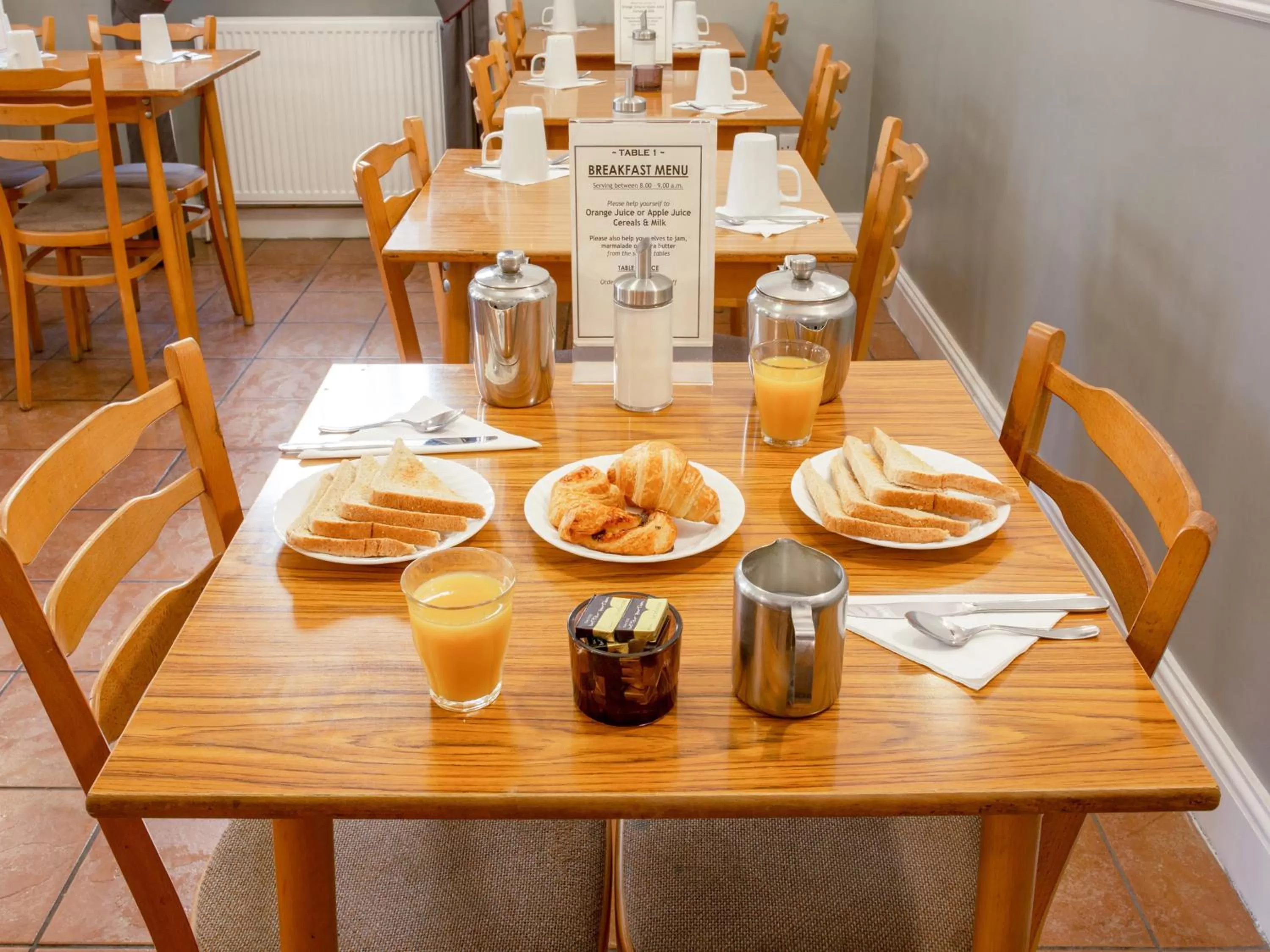 Dining area in OYO Townhouse New England, London Victoria