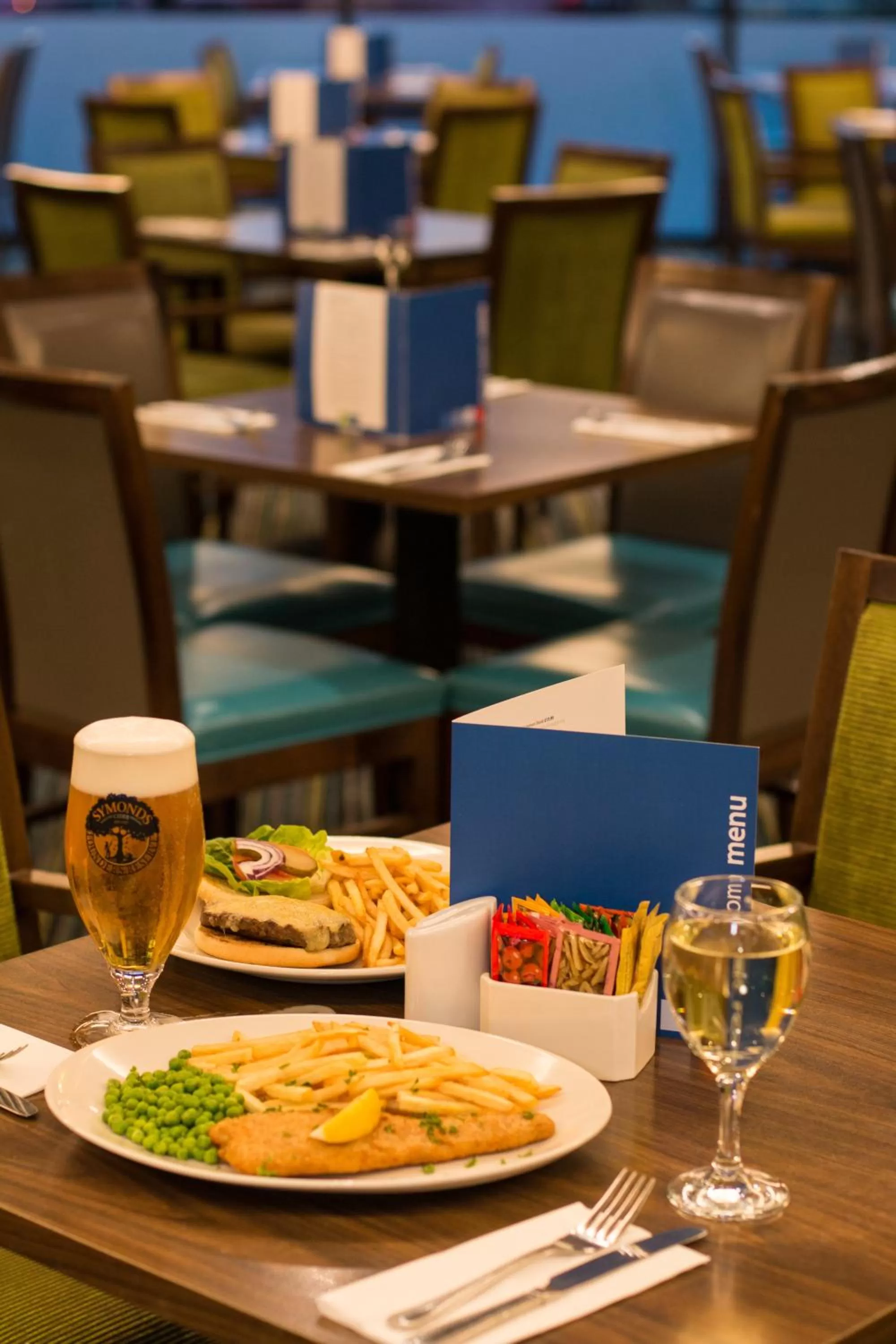 Restaurant/places to eat in Holiday Inn Express London Heathrow T5 by IHG