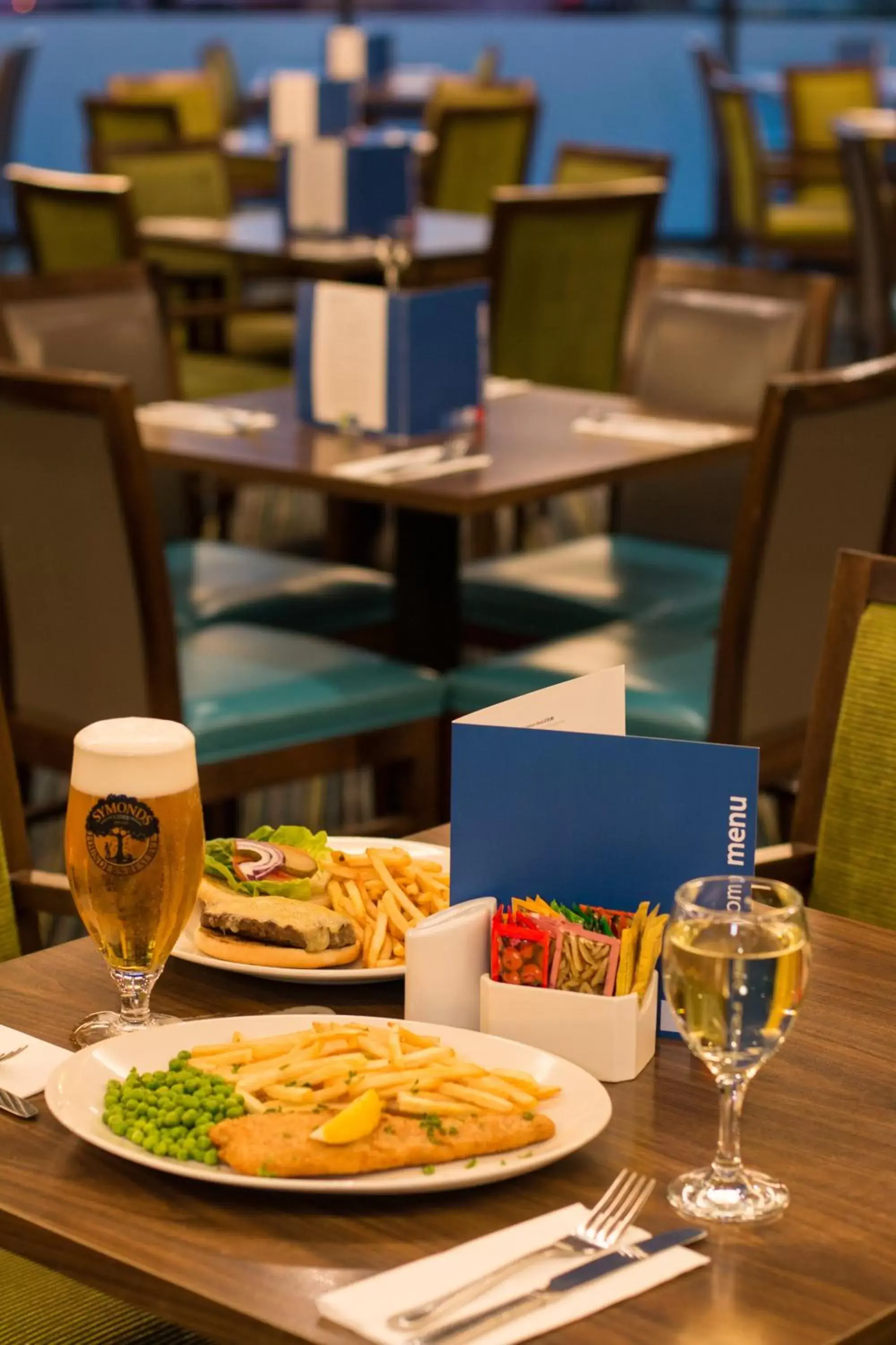 Restaurant/Places to Eat in Holiday Inn Express London Heathrow T5, an IHG Hotel