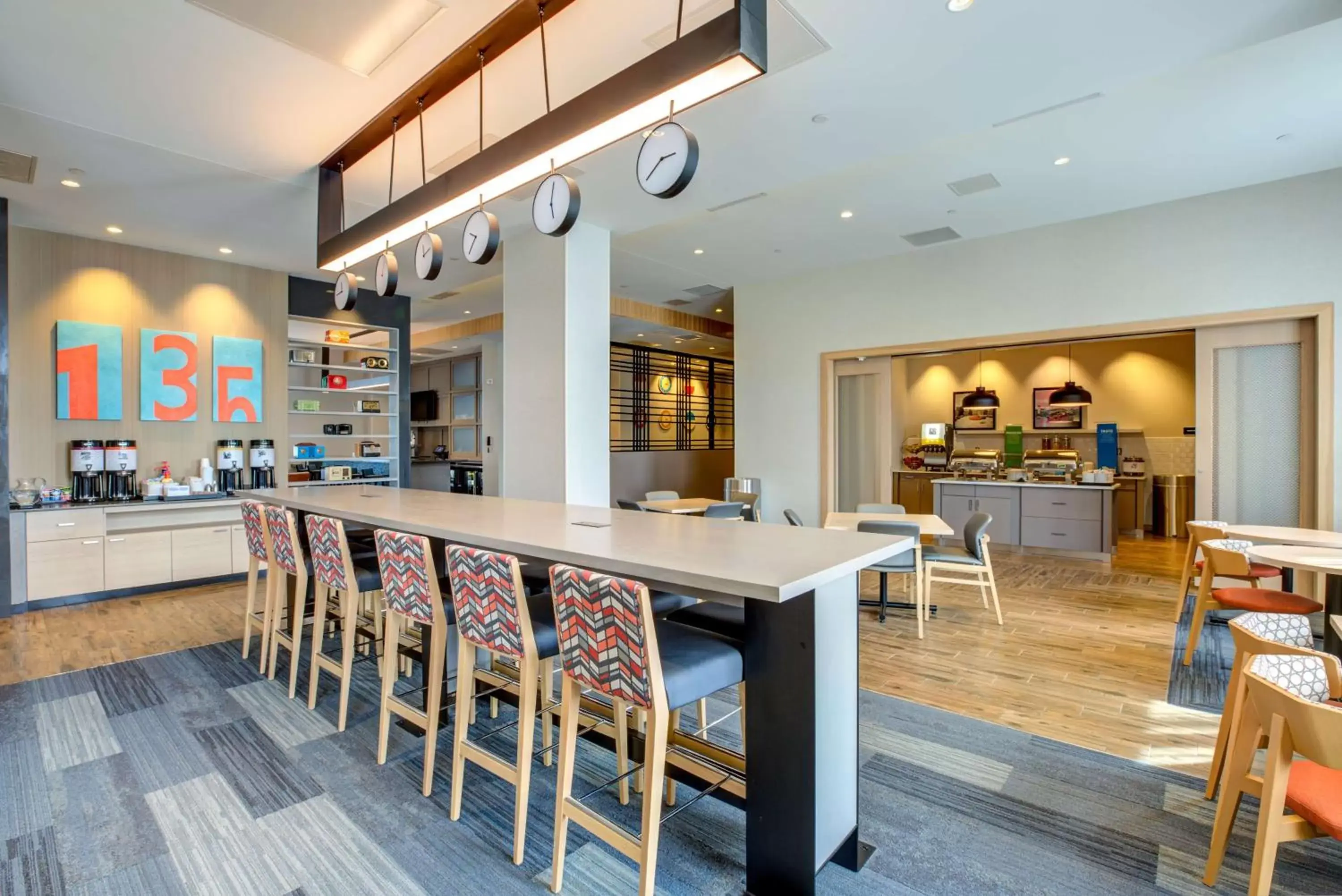 Dining area, Lounge/Bar in Hampton Inn & Suites Boston/Waltham