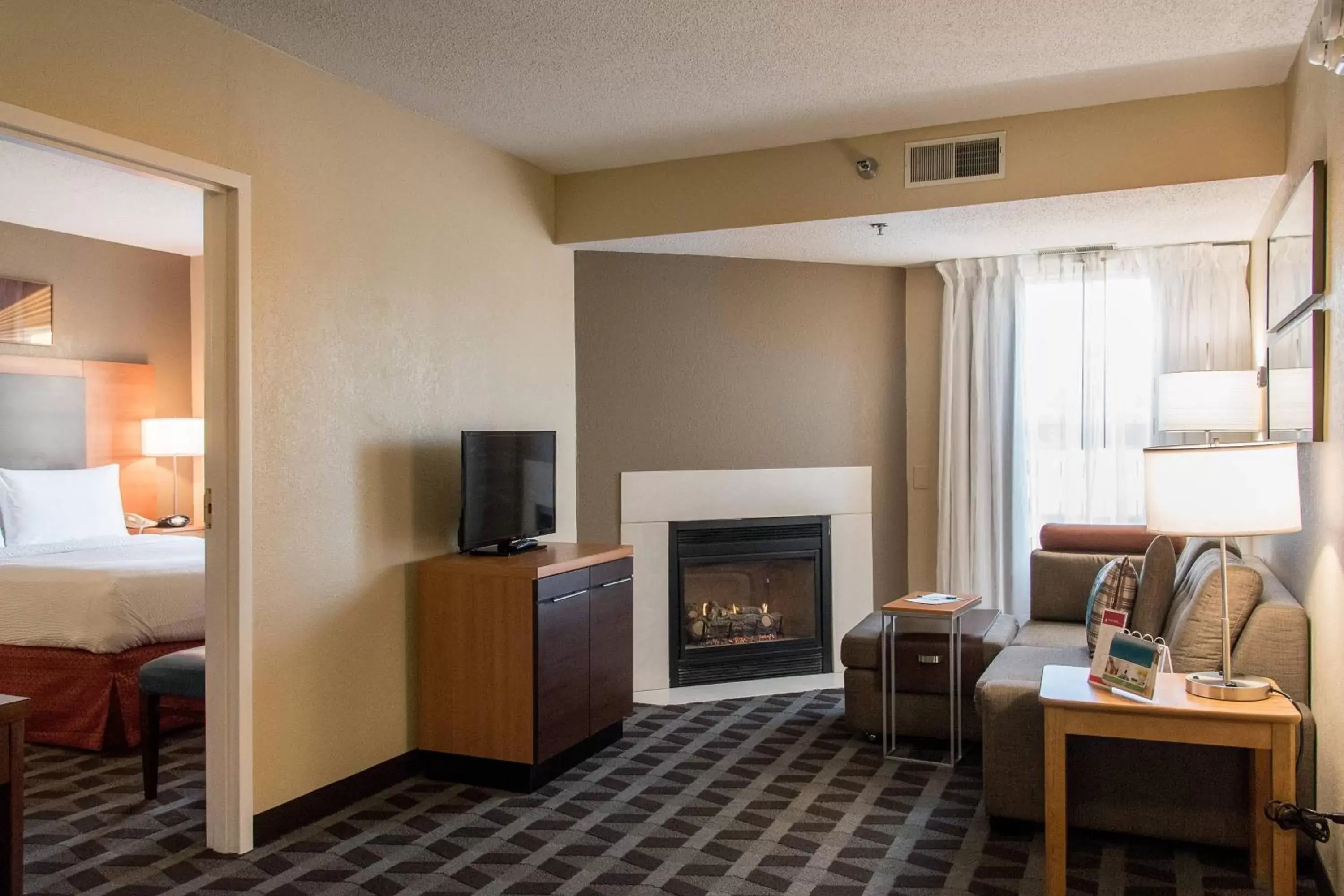 Living room, TV/Entertainment Center in TownePlace Suites by Marriott Lafayette