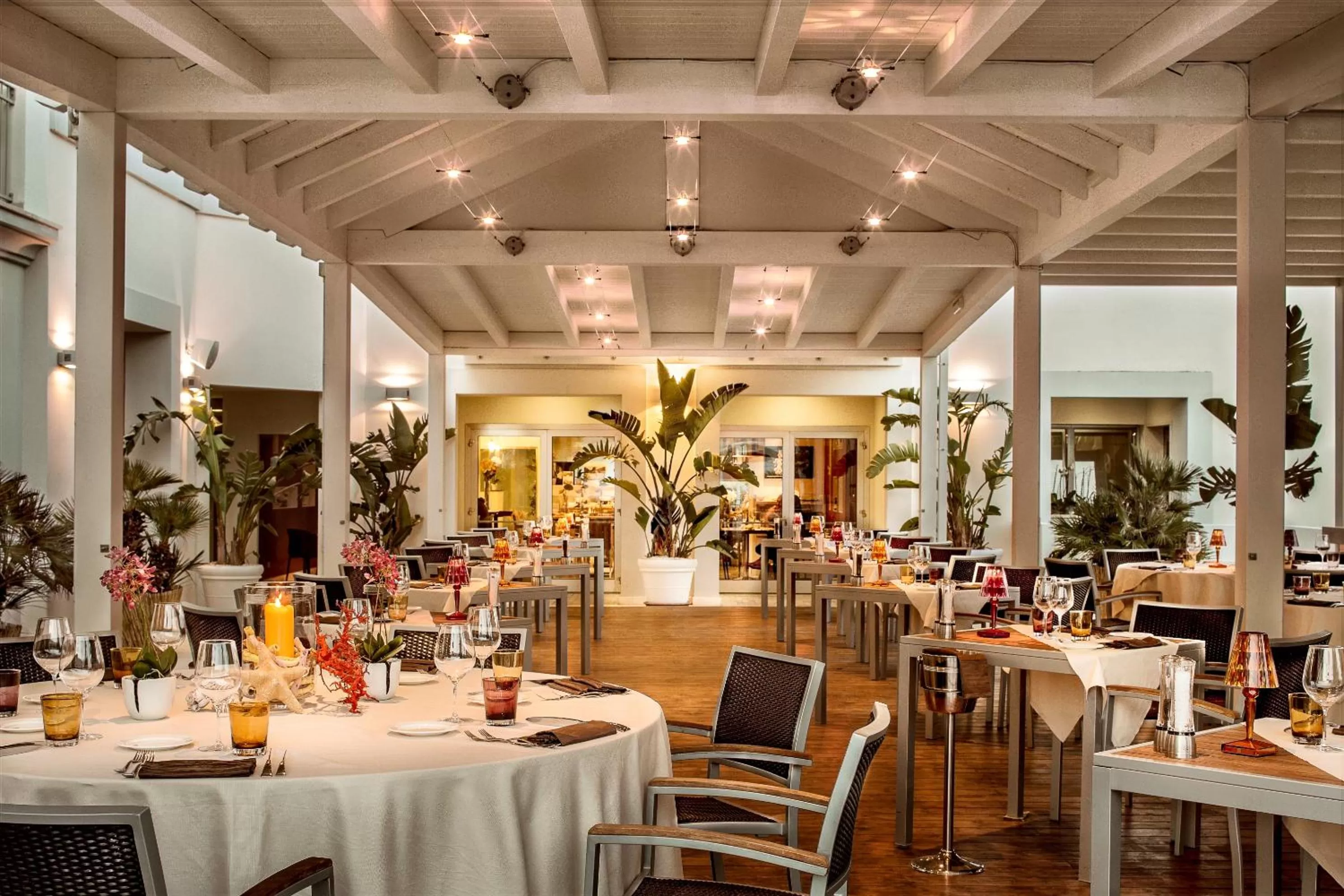 Restaurant/places to eat in Jazz Hotel