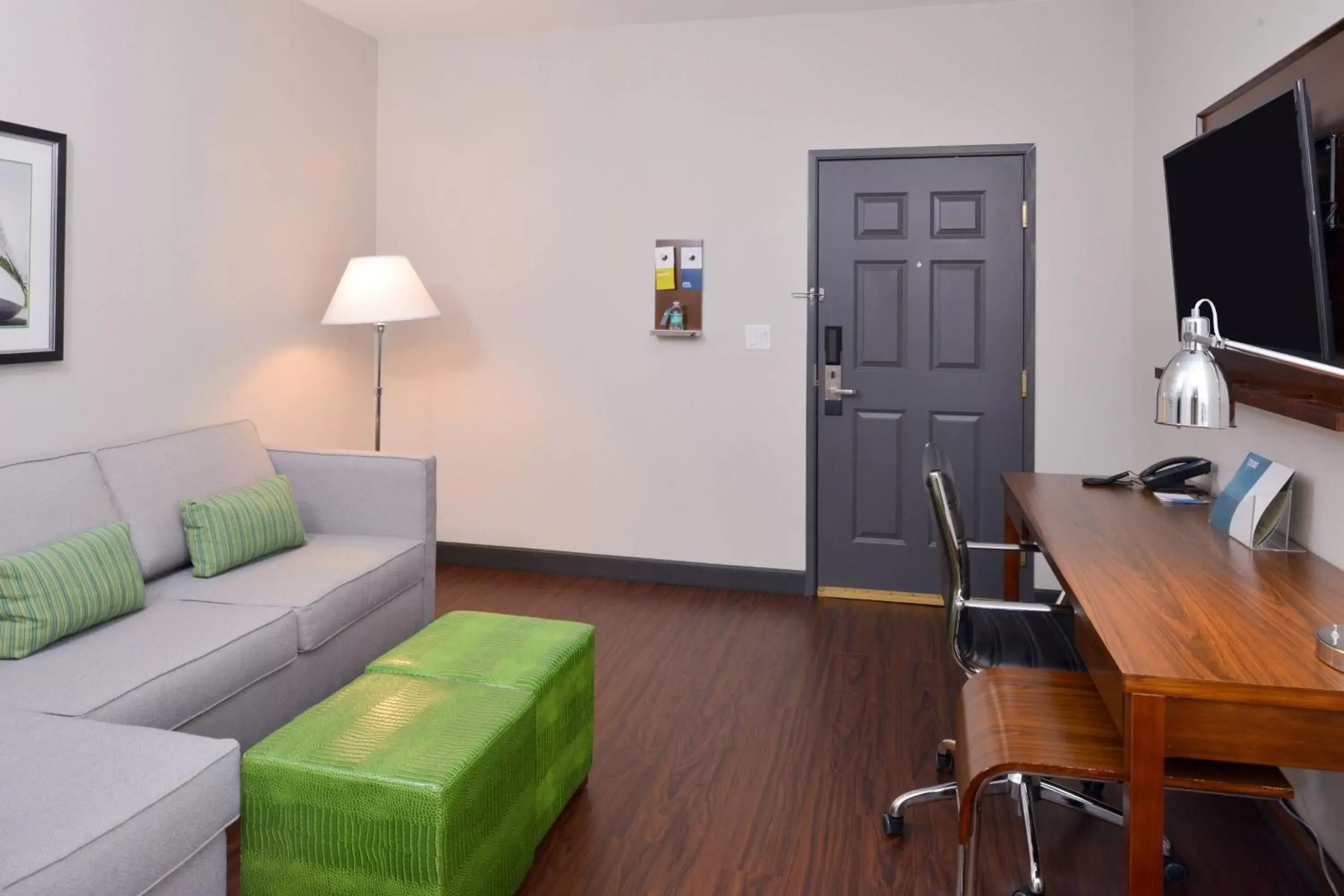 Bathroom, Seating Area in Four Points By Sheraton Mount Prospect O’Hare