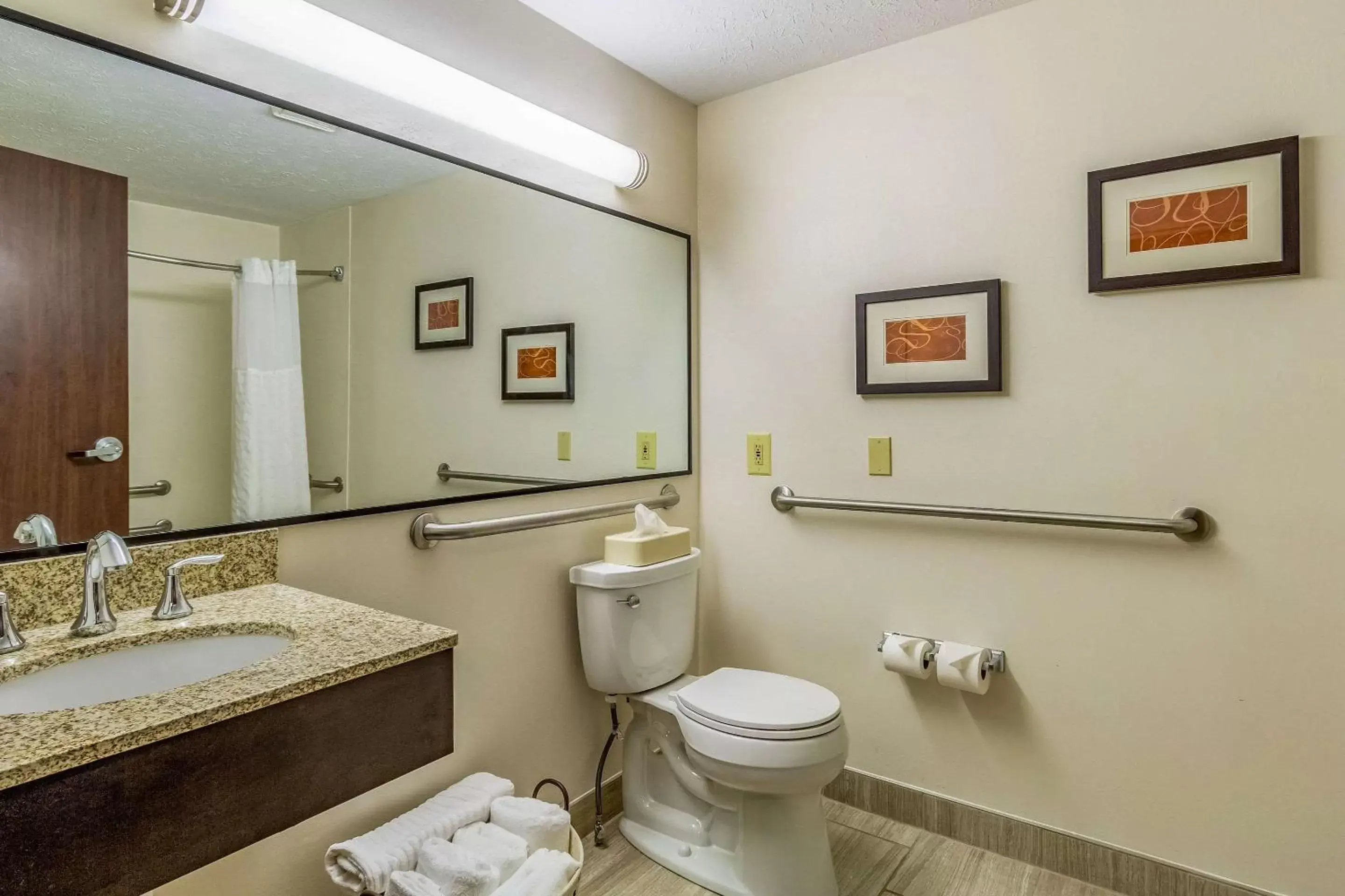 Photo of the whole room, Bathroom in Comfort Inn Independence