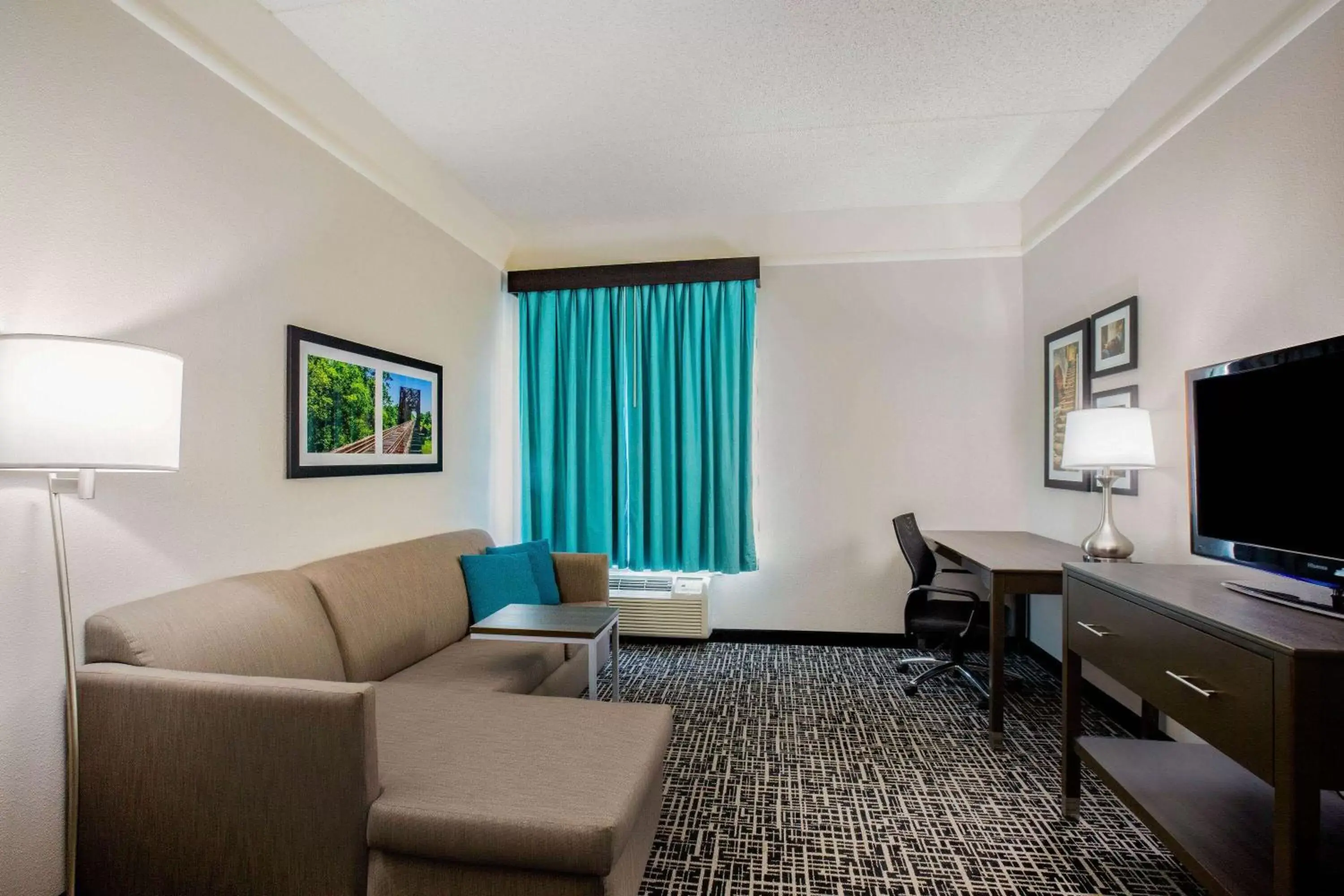 Bed, Seating Area in La Quinta by Wyndham Mission at West McAllen