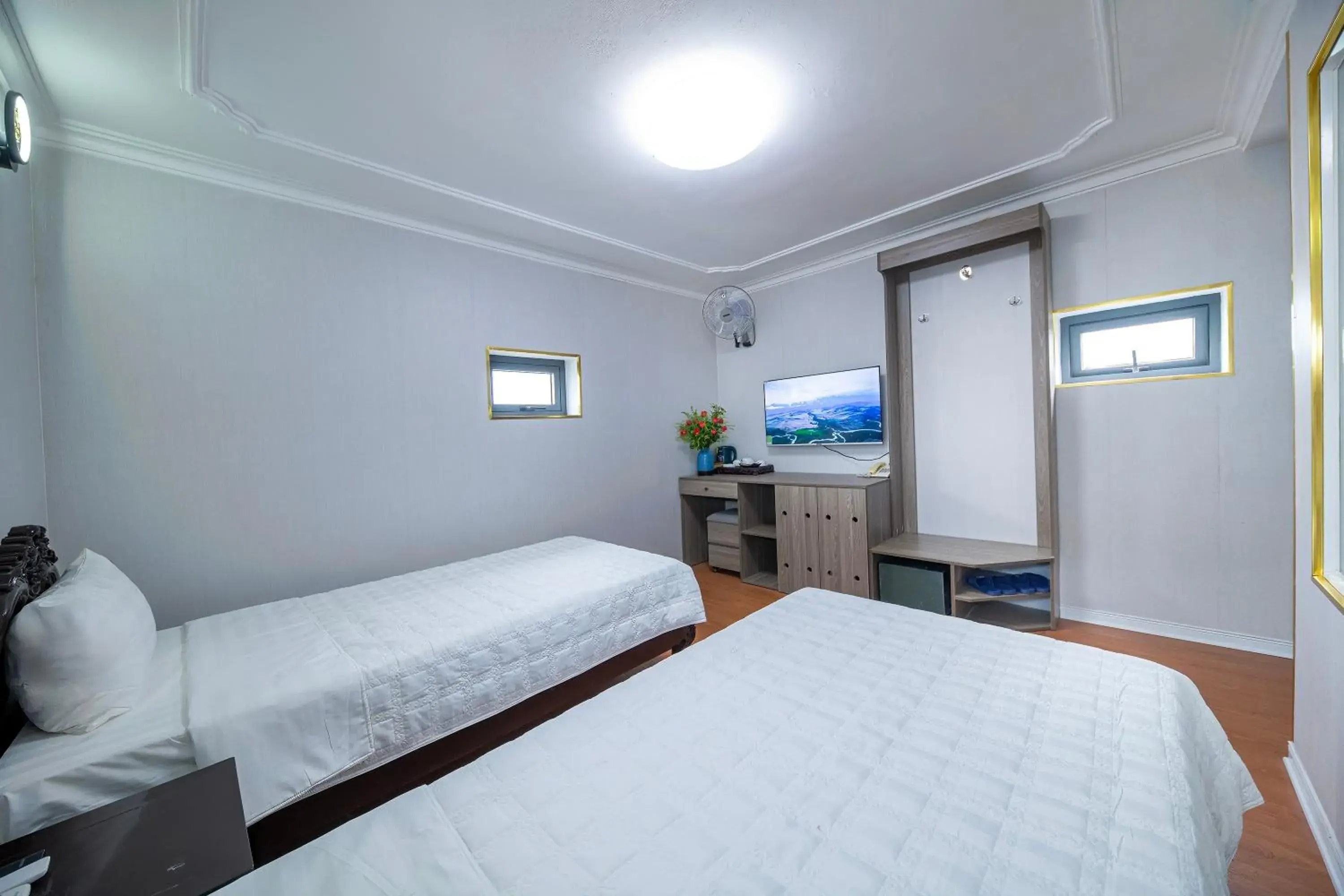 Photo of the whole room, Bed in Hanoi City Guest House