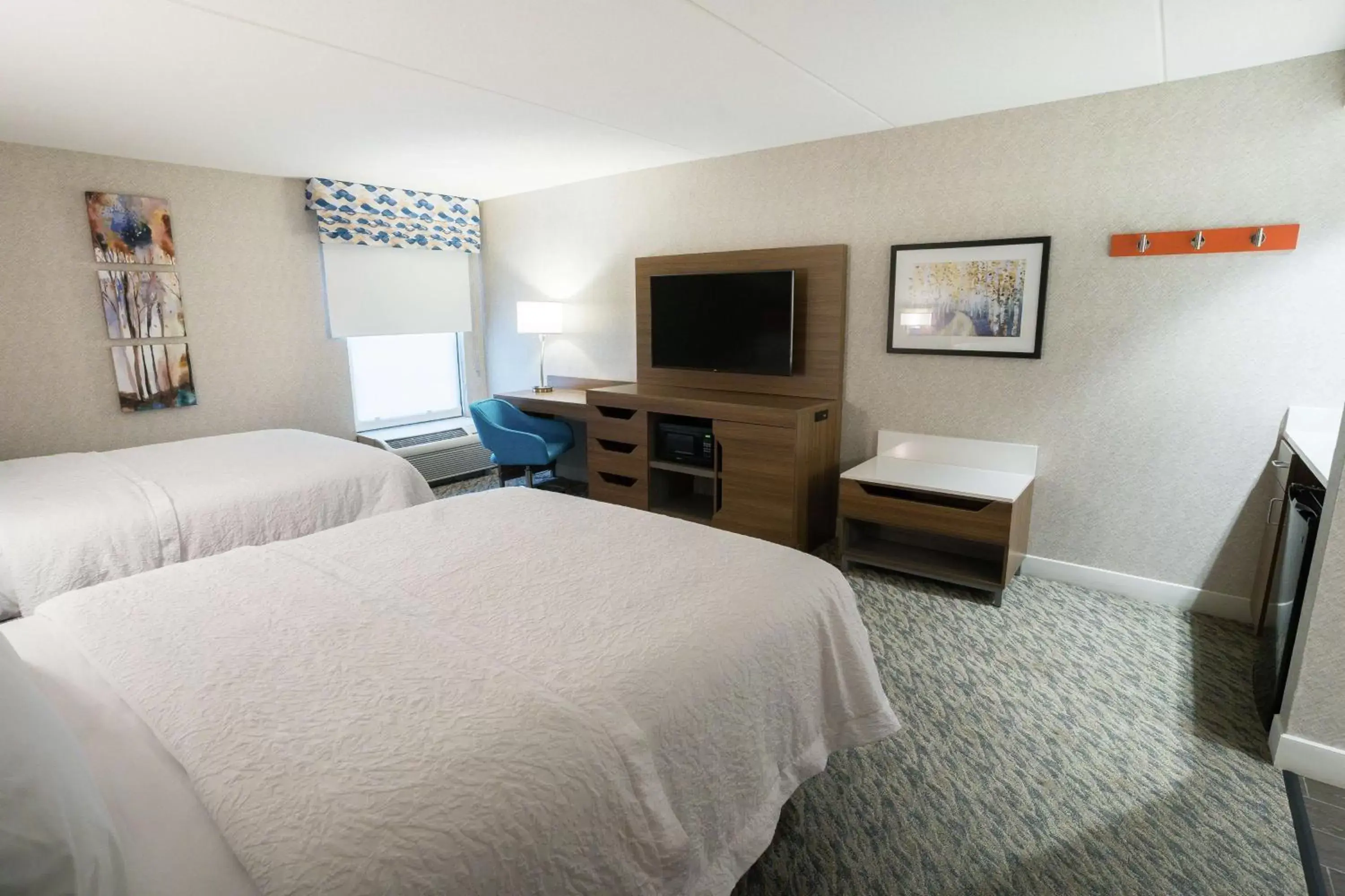 Bedroom, TV/Entertainment Center in Hampton Inn Clarks Summit