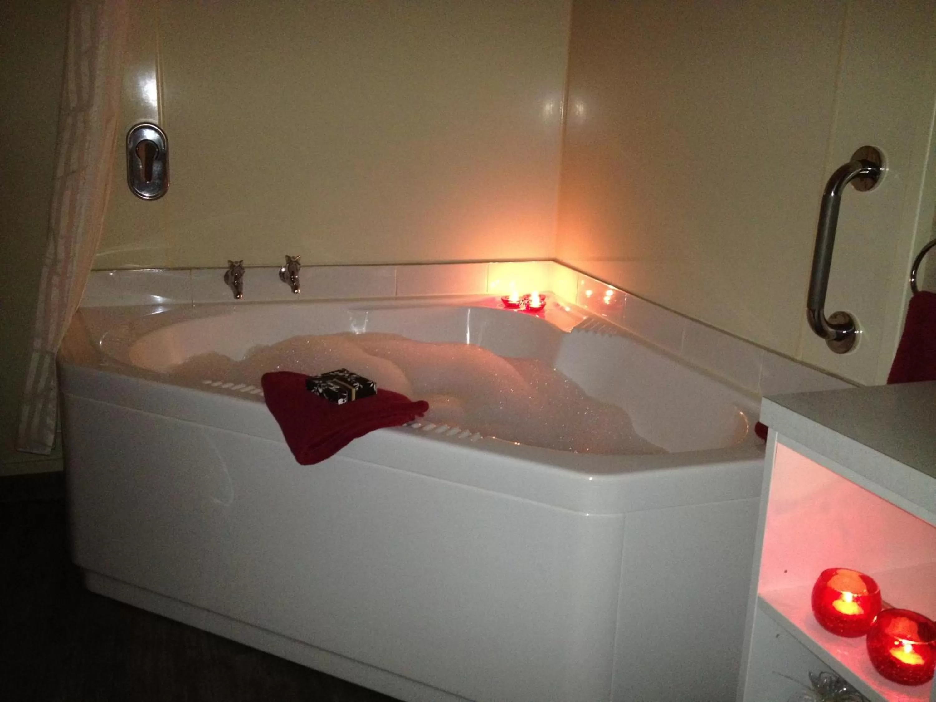 Bathroom in Lakefront Lodge