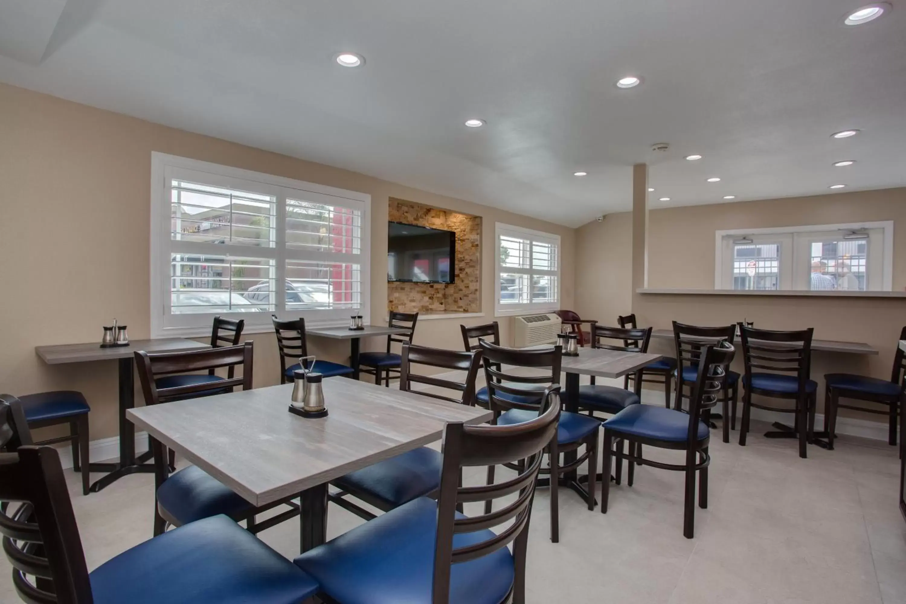 Breakfast, Restaurant/Places to Eat in SureStay Plus Hotel by Best Western Chula Vista West