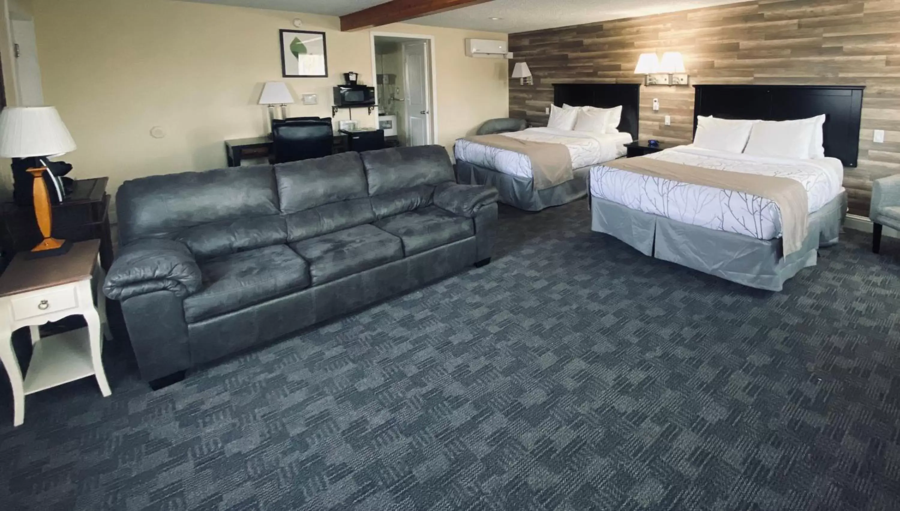 Living room, Bed in Salida Inn & Monarch Suites