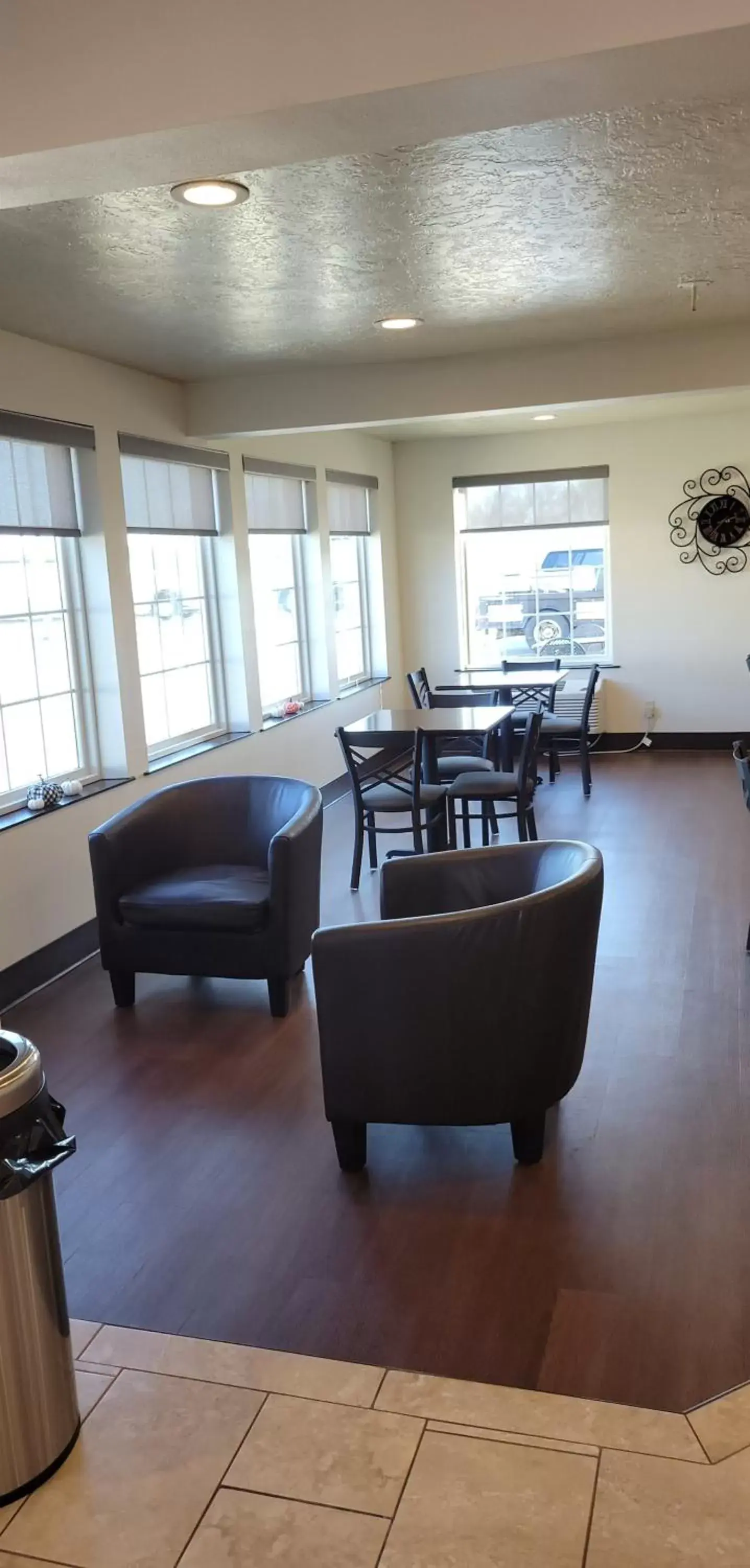 Seating area in Boarders Inn & Suites by Cobblestone Hotels - Broken Bow