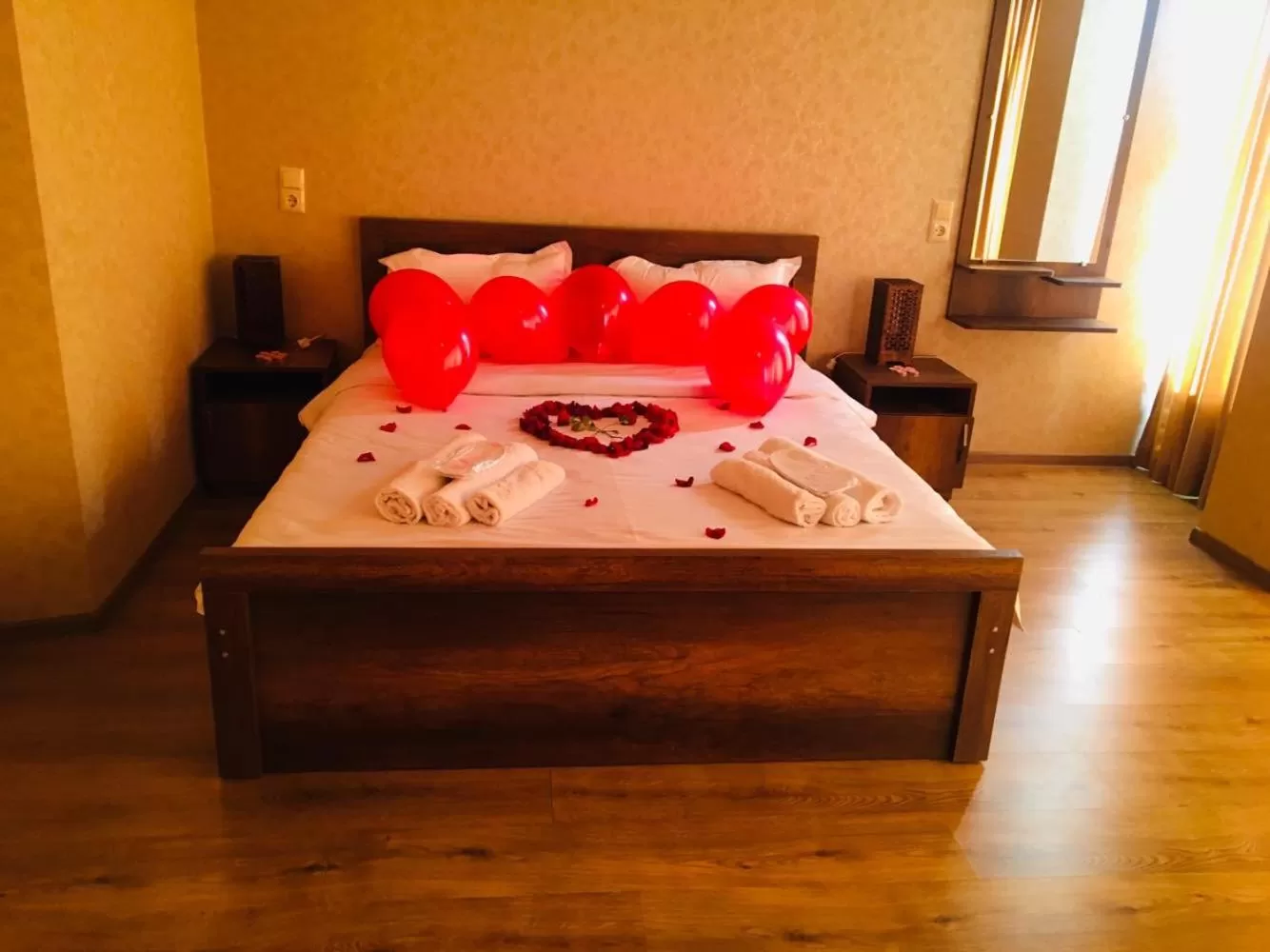 Balcony/Terrace, Bed in Hotel Traveler