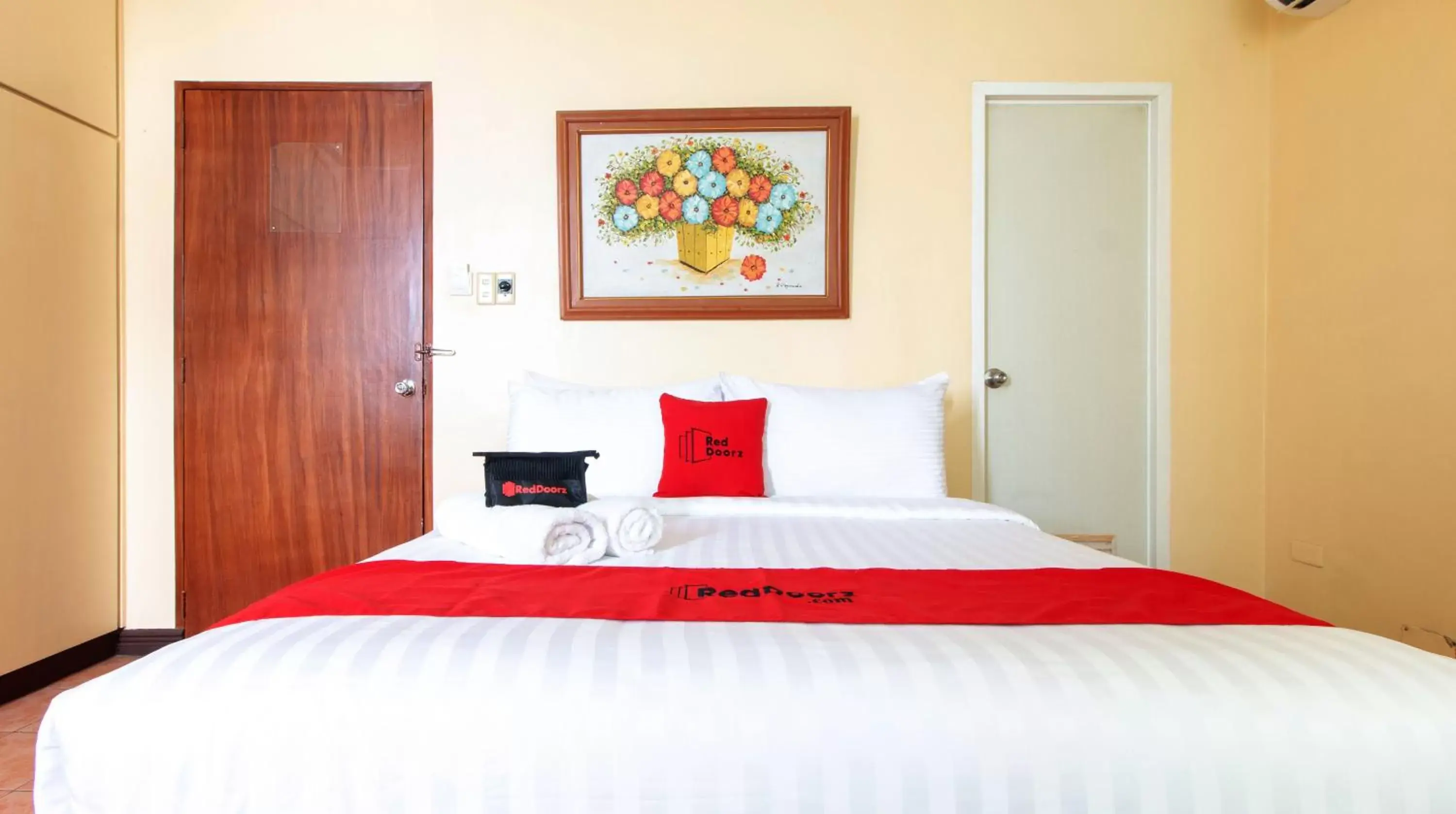 Photo of the whole room, Bed in RedDoorz @ Downtown Tacloban