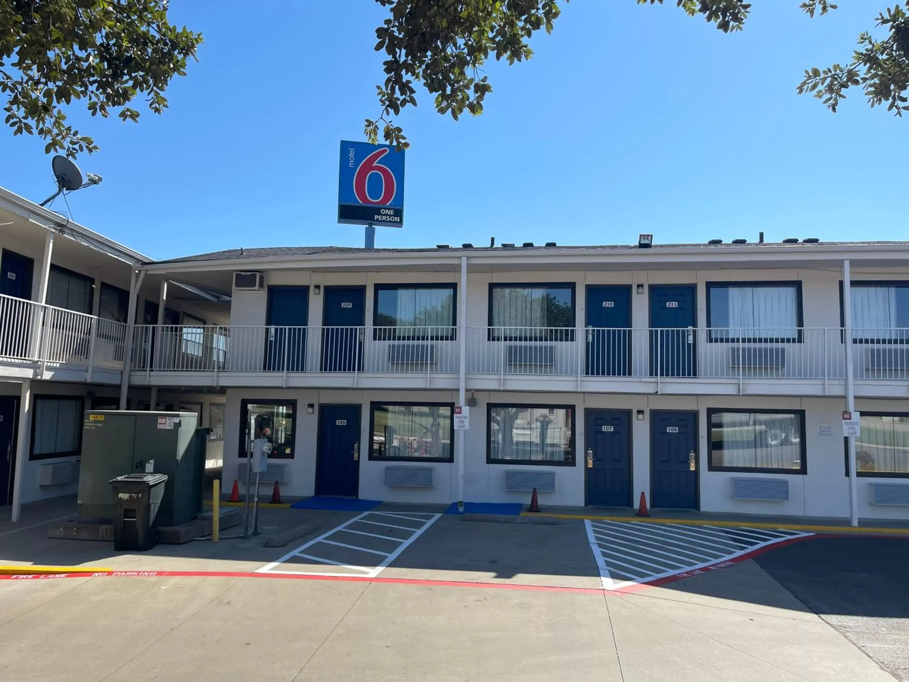 Property Building in Motel 6 Denton, TX - UNT