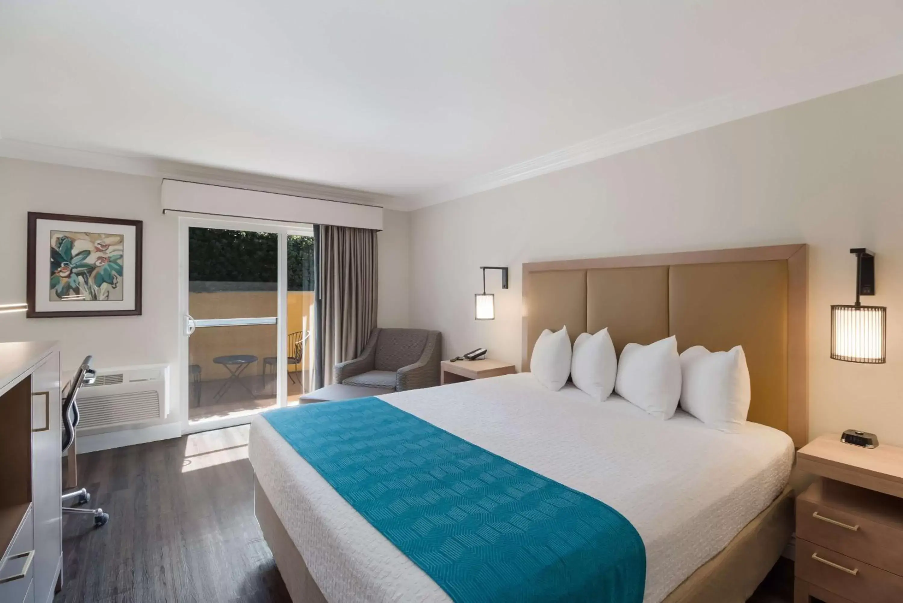 Bedroom, Bed in Best Western Woodland Hills