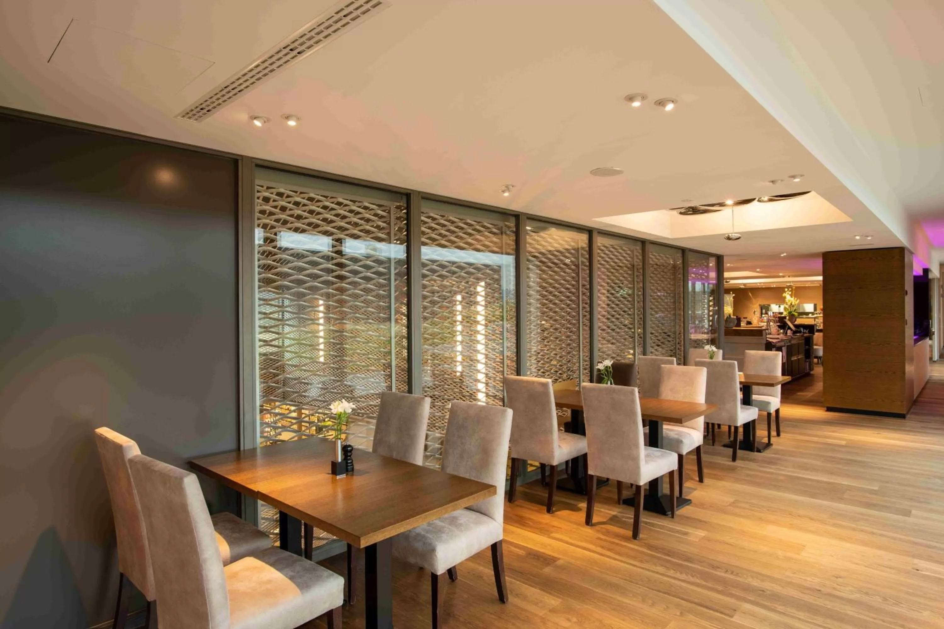 Restaurant/places to eat in HOTEL illuster - Urban & Local