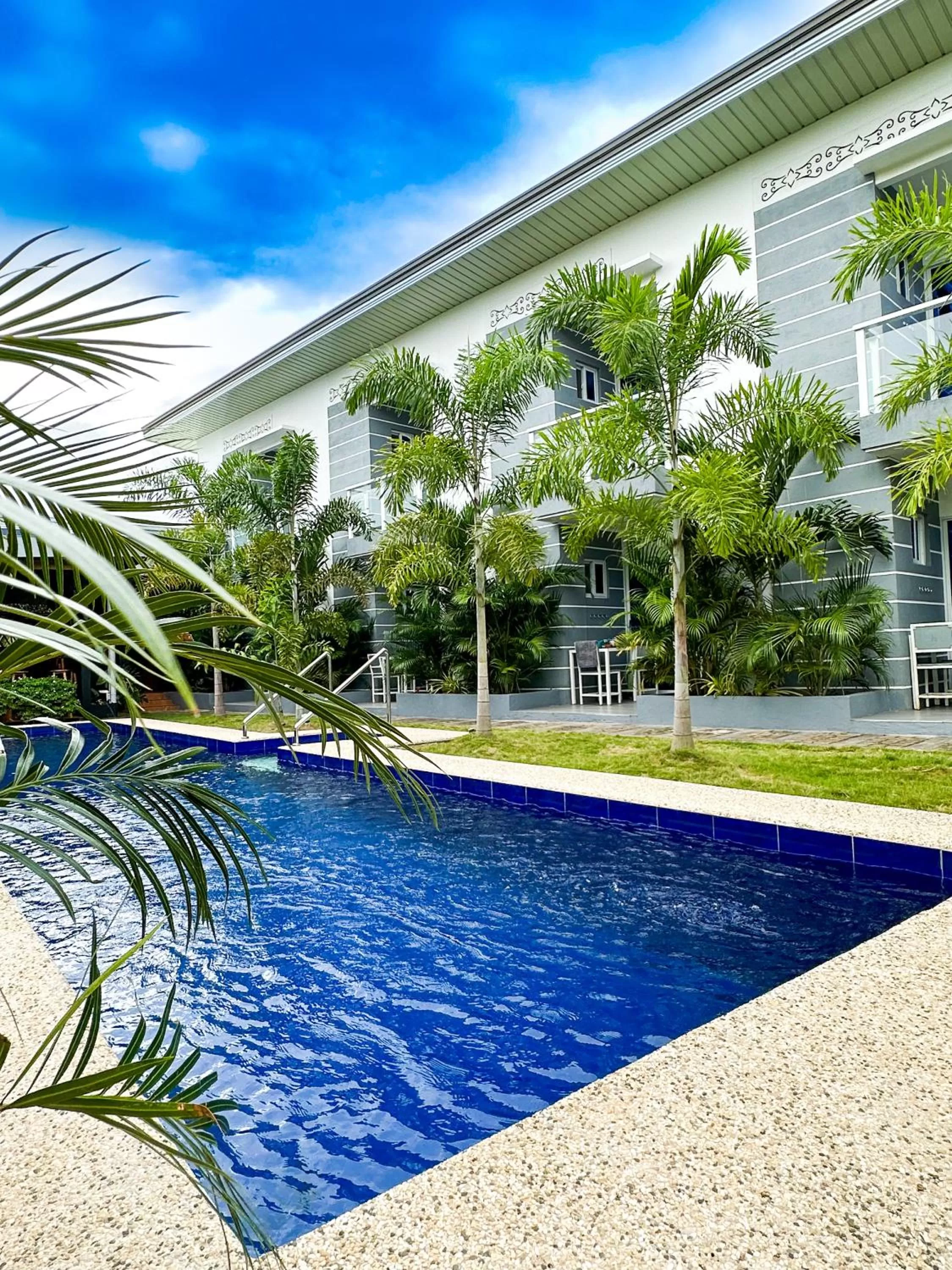 Swimming pool in Sapphire Boutique Resort